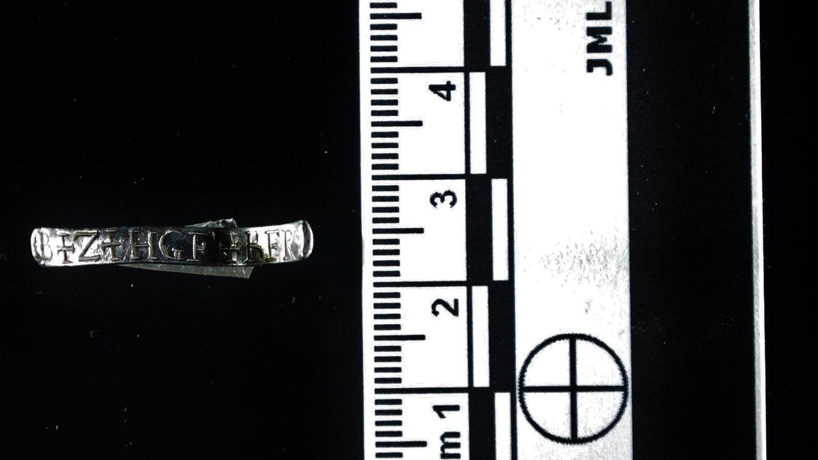 Fragmento del anillo original encontrado en el Castillo de Jimena de la Frontera.