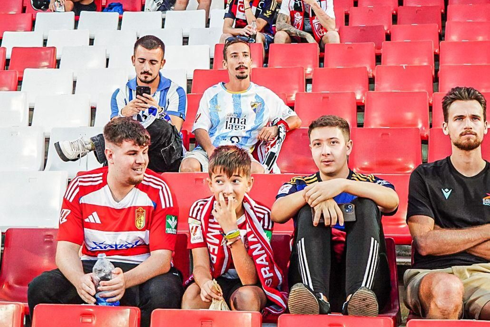 Encuéntrate en la grada de Los Cármenes en el Granada-Málaga