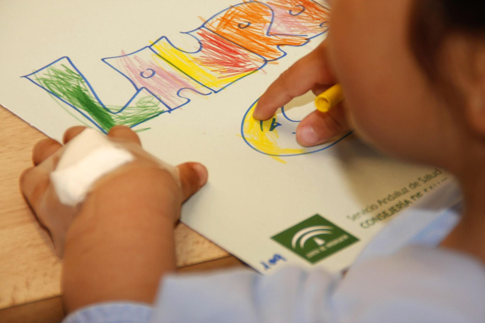 Una pequeña en un aula hospitalaria.
