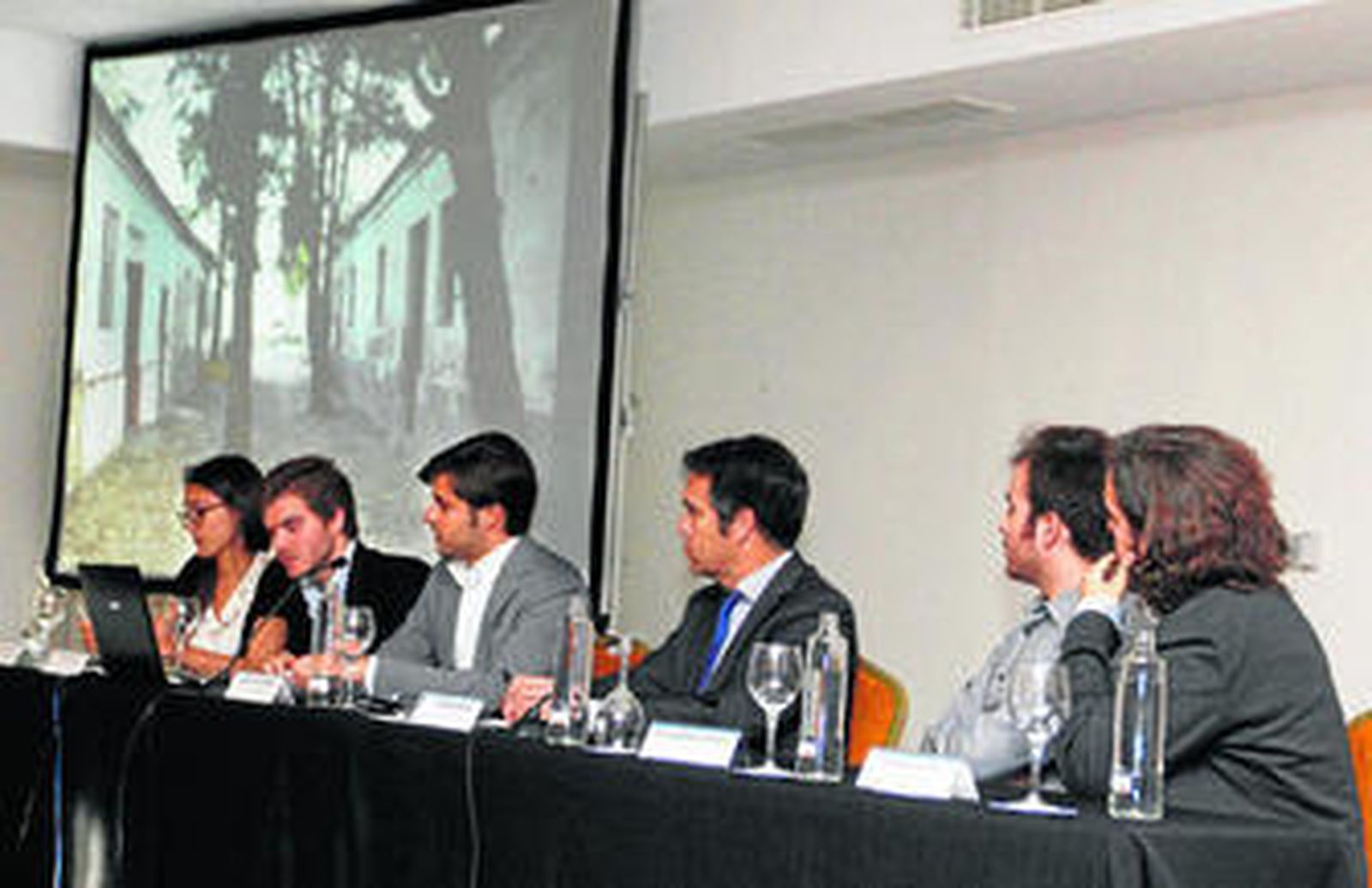 El director de Diario de Cádiz, Rafael Navas, junto a los arquitectos responsables del proyecto durante la presentación del mismo.