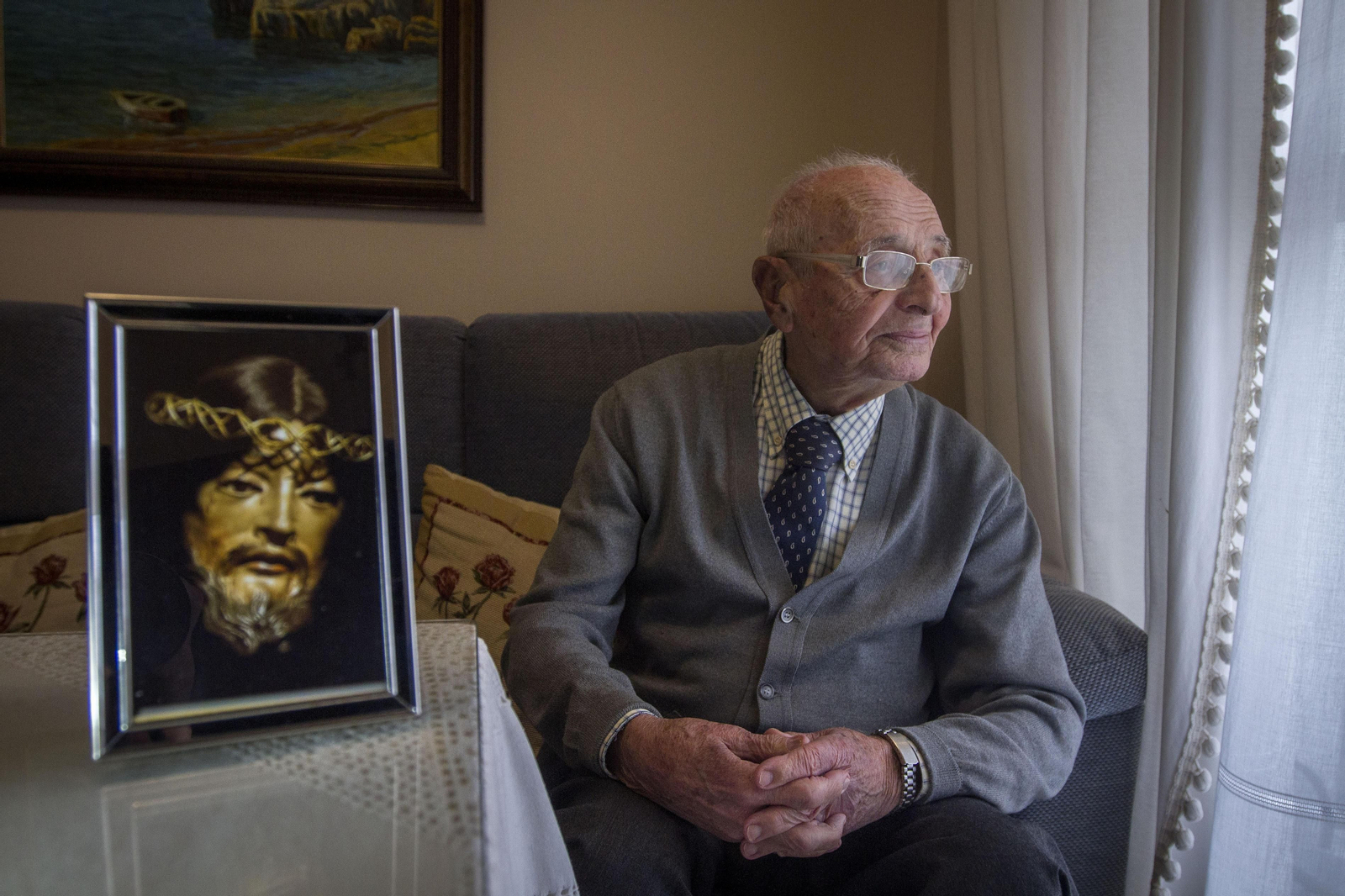 Antonio Galán, el hermano más antiguo del Nazareno, junto a la fotografía de su gran devoción.