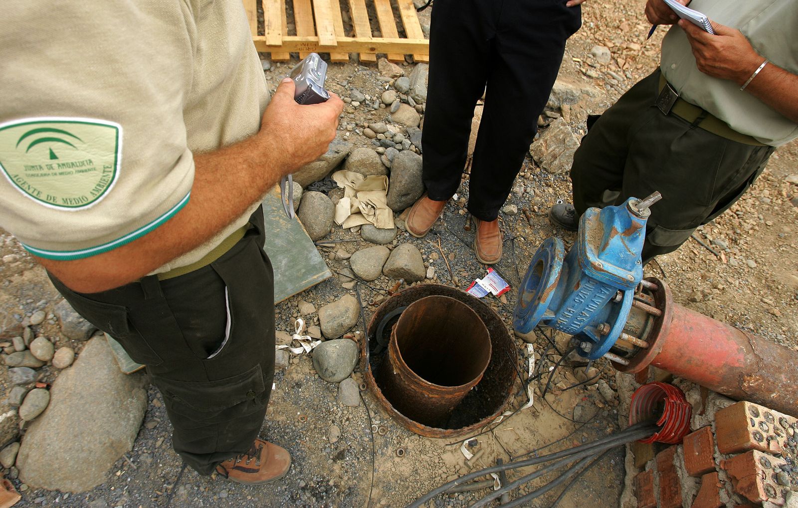 Agente de Medio Ambiente inspecciona un pozo, en una imagen de archivo.