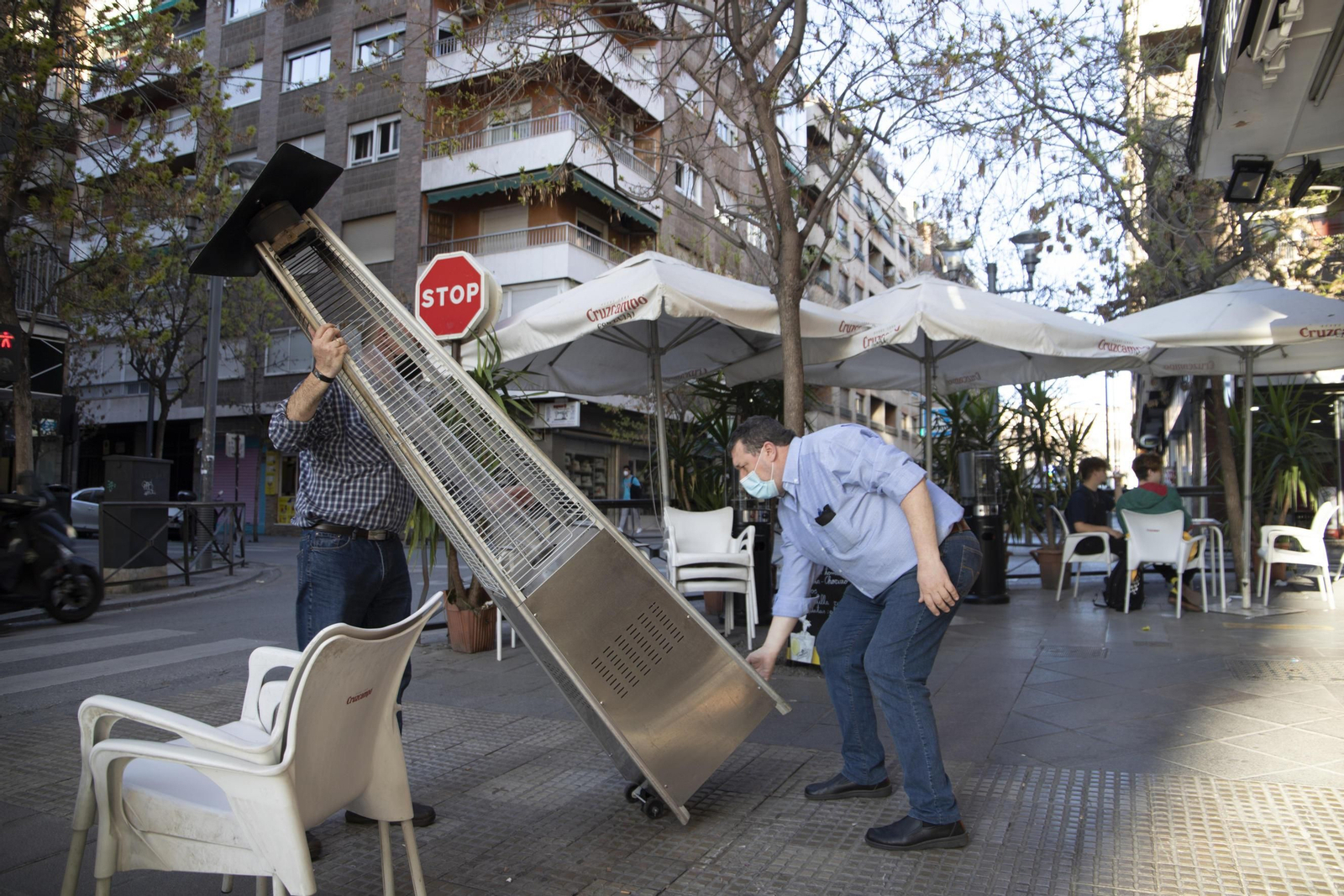 Fotos: los bares y comercios de Granada vuelven a abrir hasta la noche