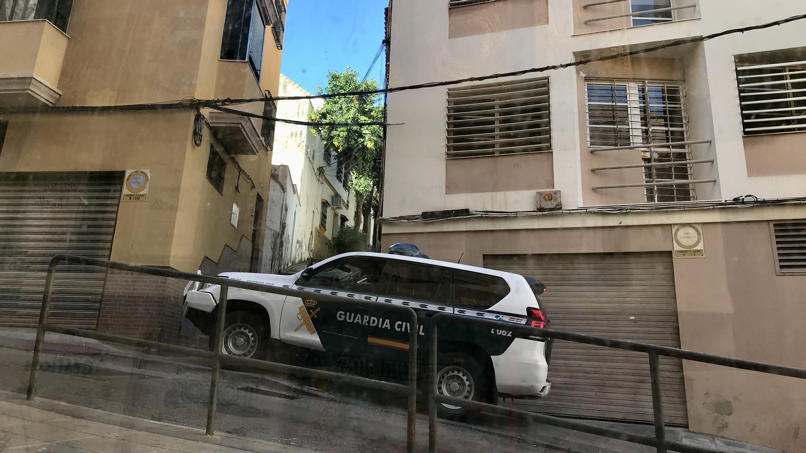Vehículo de la Guardia Civil en la calle General Castaños de Algeciras, junto a la vivienda que registran.