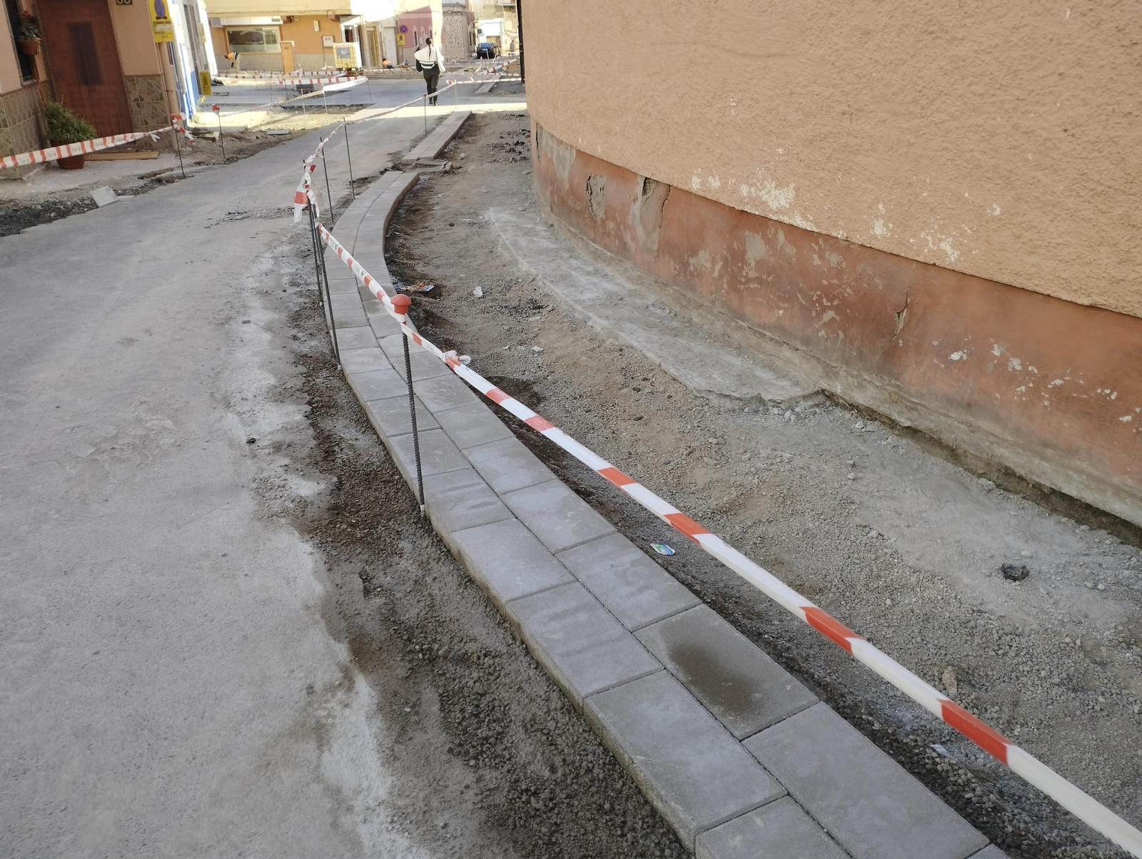 Una de las calles en obras de Los Molinos en la que se ejecuta las aceras al ras de la calzada.