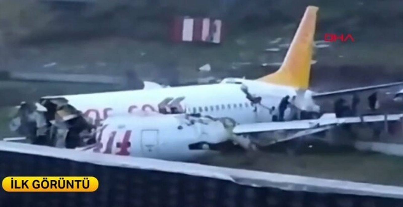 Un avión de pasajeros se sale de la pista de aterrizaje en Estambul y se rompe en tres trozos