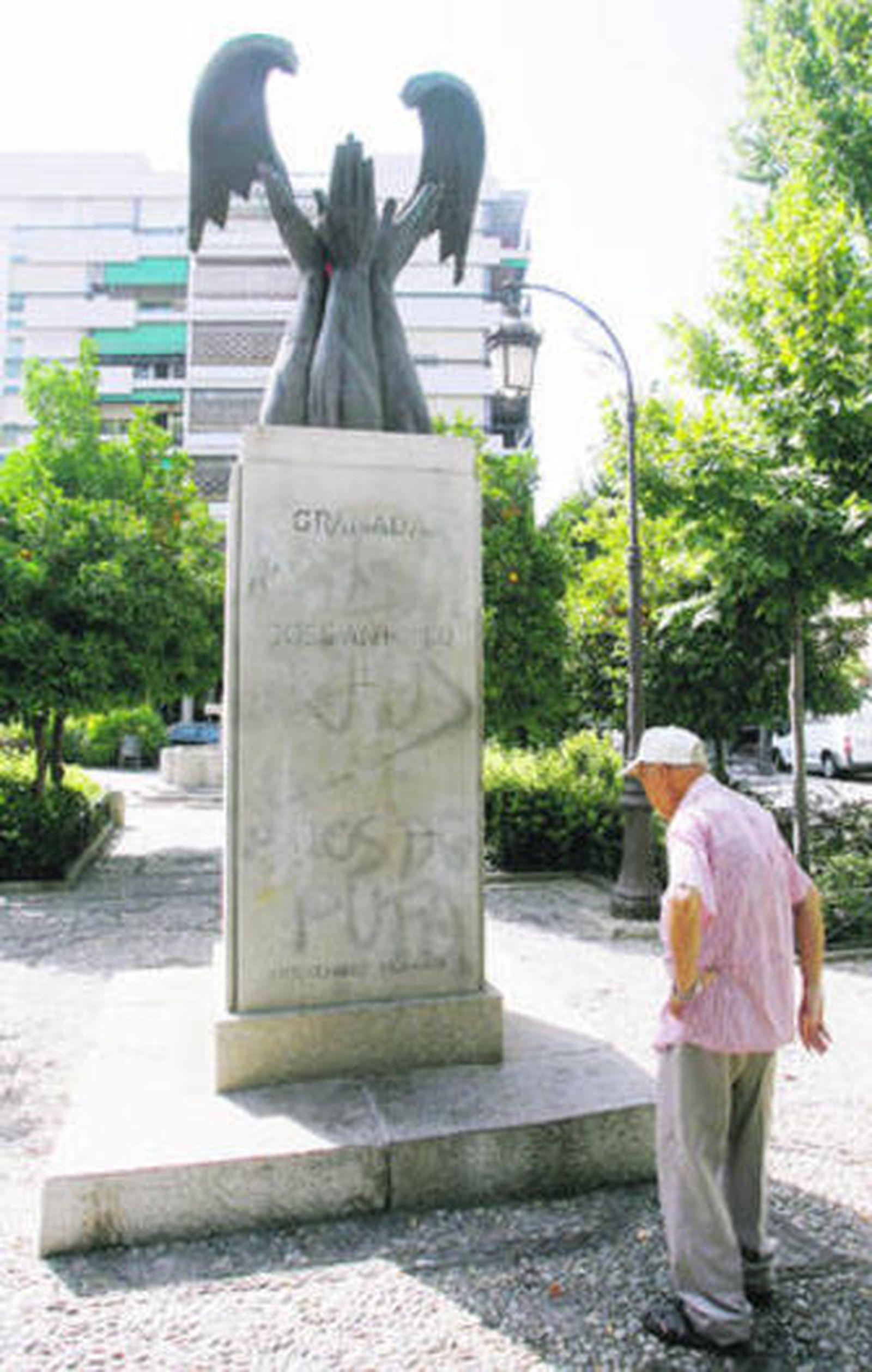 Monumento a José Antonio Primo de Rivera en Granada.