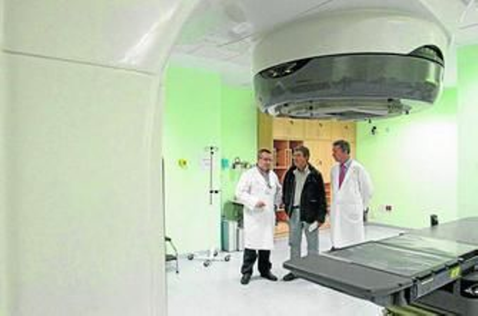 Francisco Peracaula, Manuel Herrera y Andrés Morillo, ante uno de los aceleradores de la unidad de radioterapia del hospital Punta de Europa.