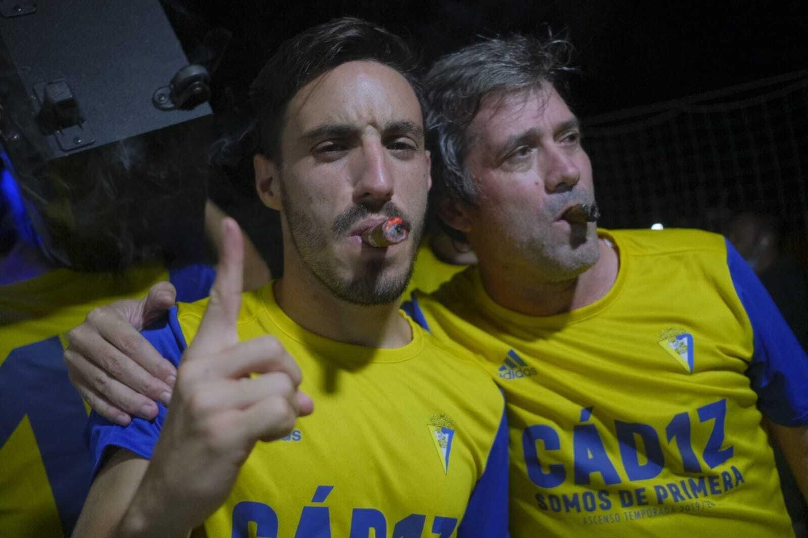 La plantilla del Cádiz celebra por todo lo alto el ascenso en el Rosal
