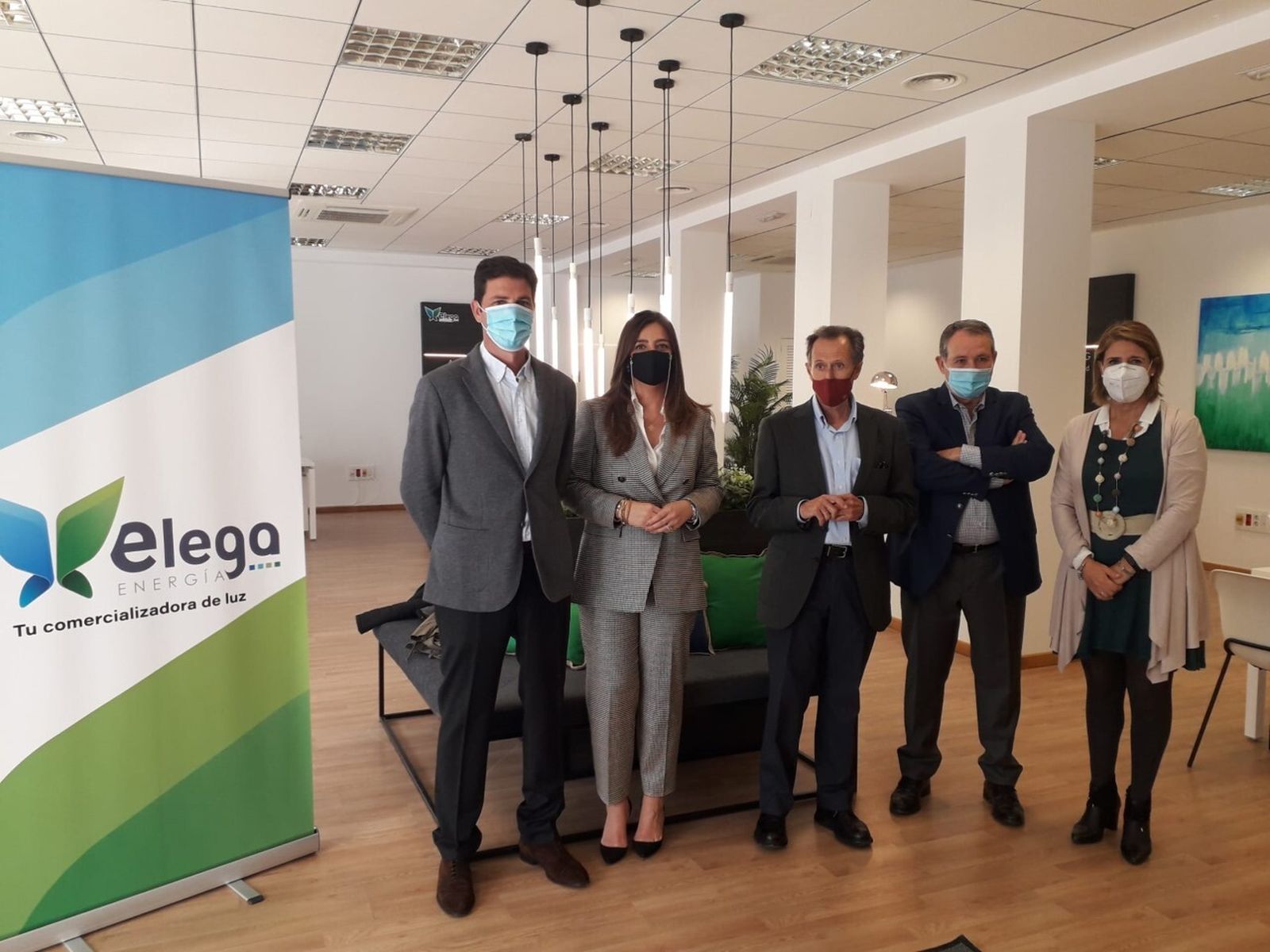 Responsables de la empresa con representantes municipales.