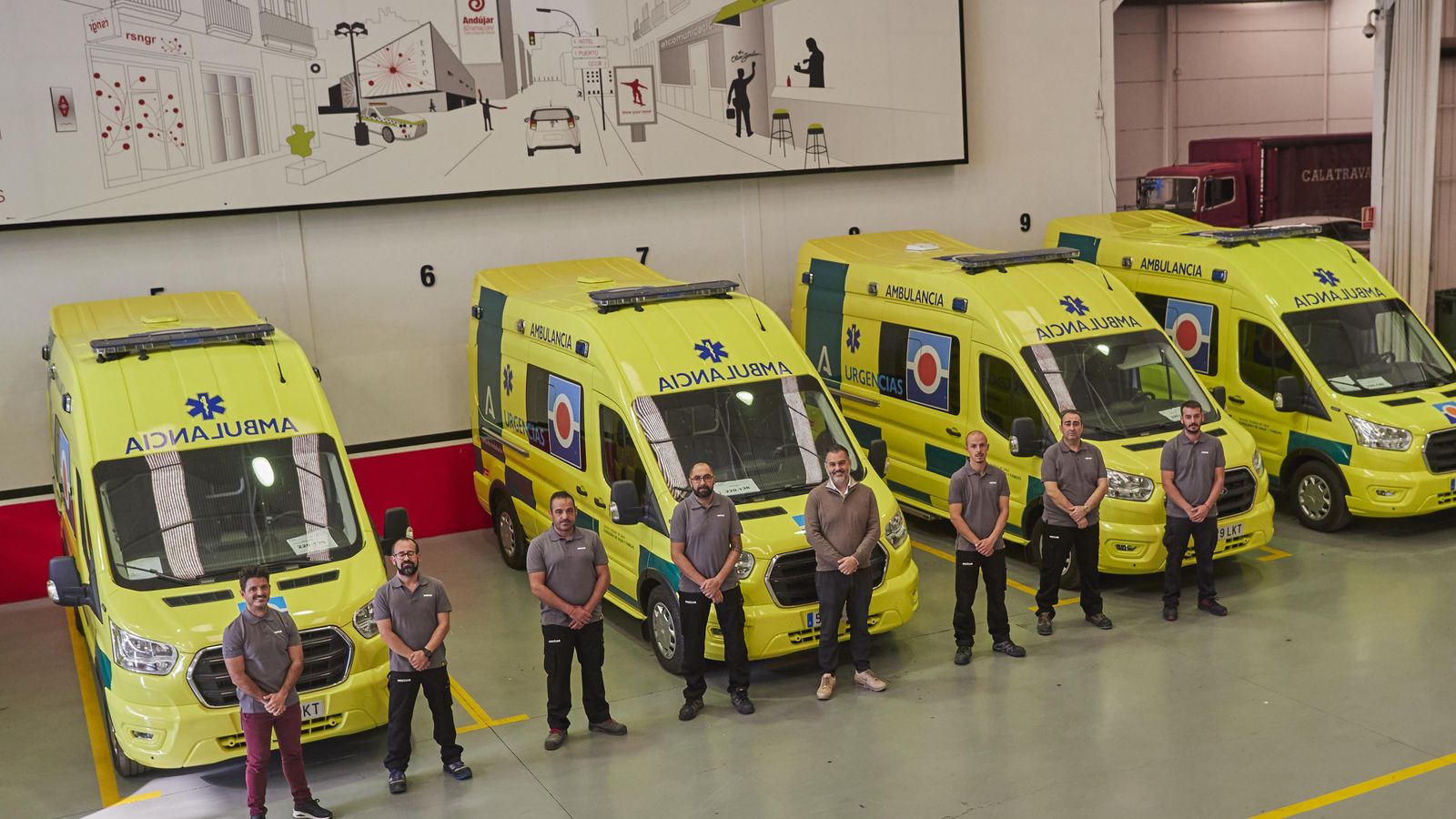 El grupo de profesionales de Andújar & Tramacolor junto a las nuevas y flamantes ambulancias Quevedo.