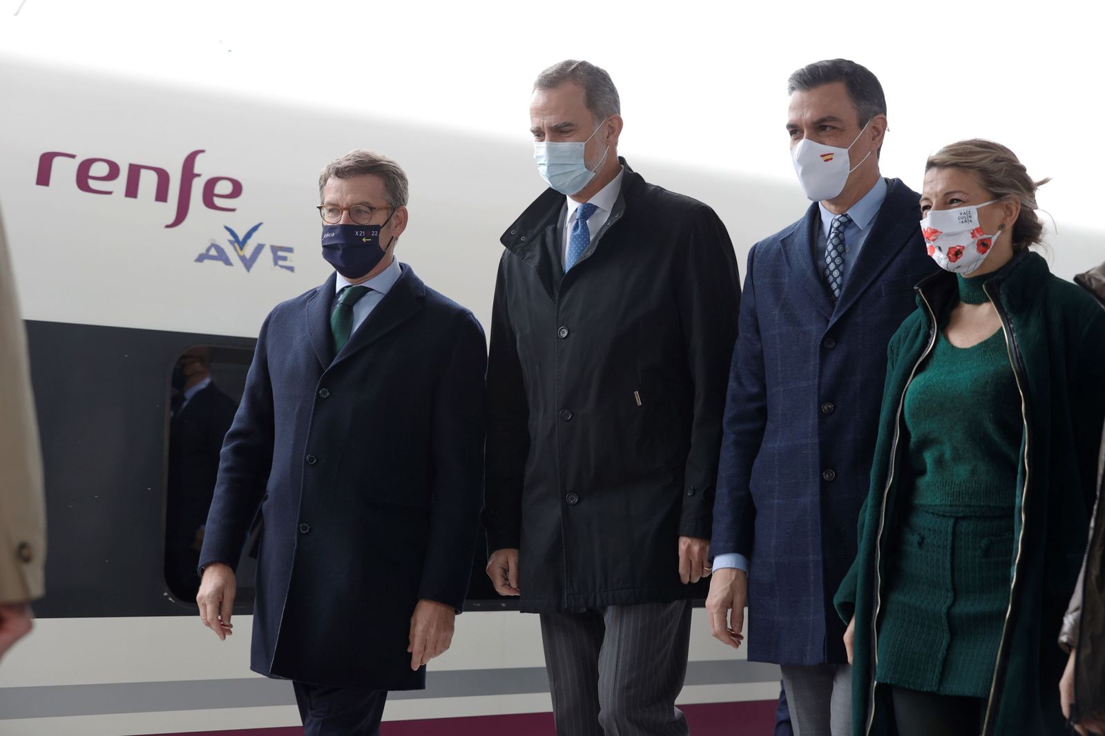 El rey, Sánchez  y Yolanda Díaz junto al presidente de la Xunta de Galicia, Alberto Núñez Feijóo