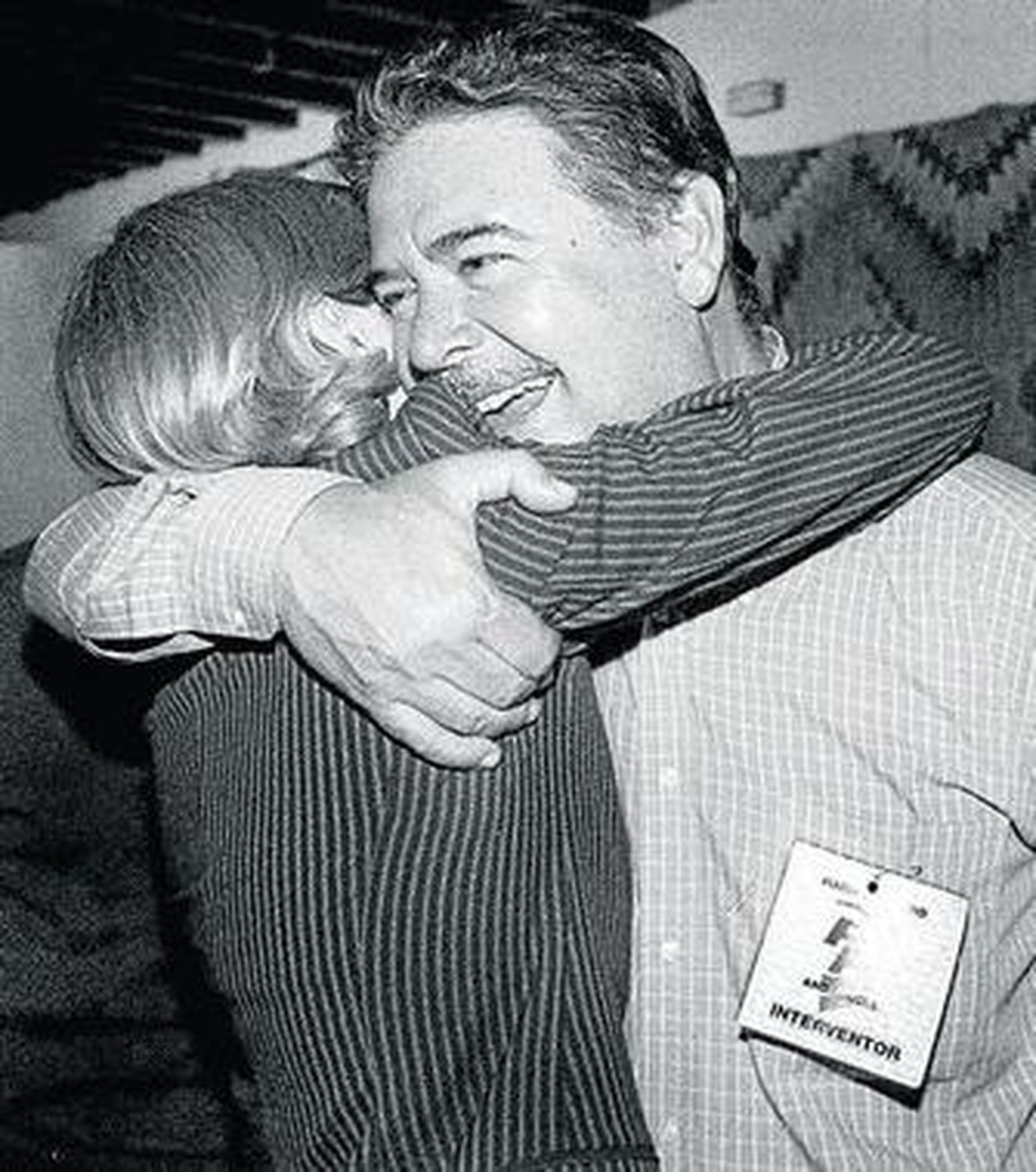 García-Pelayo y Aurelio Sánchez se abrazan en la última victoria electoral del PP en Cádiz, en el 2000.