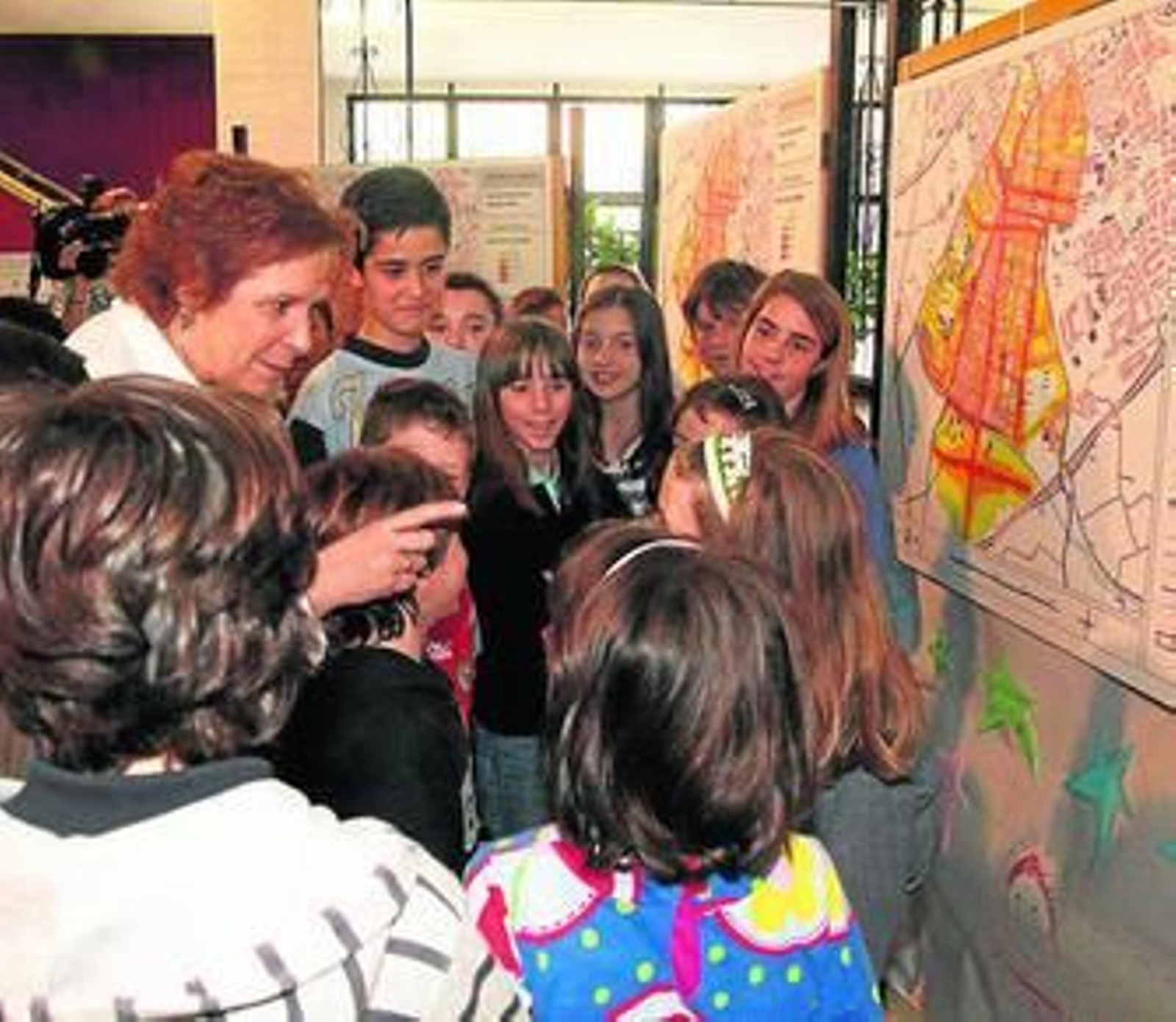 El colegio Sierra Nevada de Granada realizaba ayer una campaña de concienciación contra el ruido.