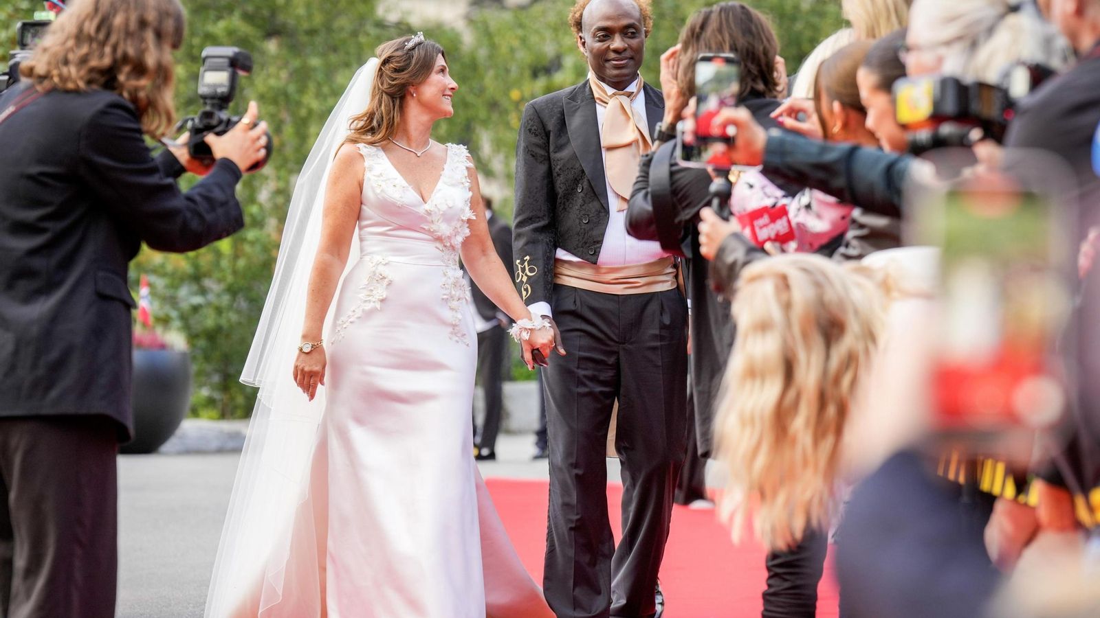 Marta Luisa y su marido posan ante los fotógrafos