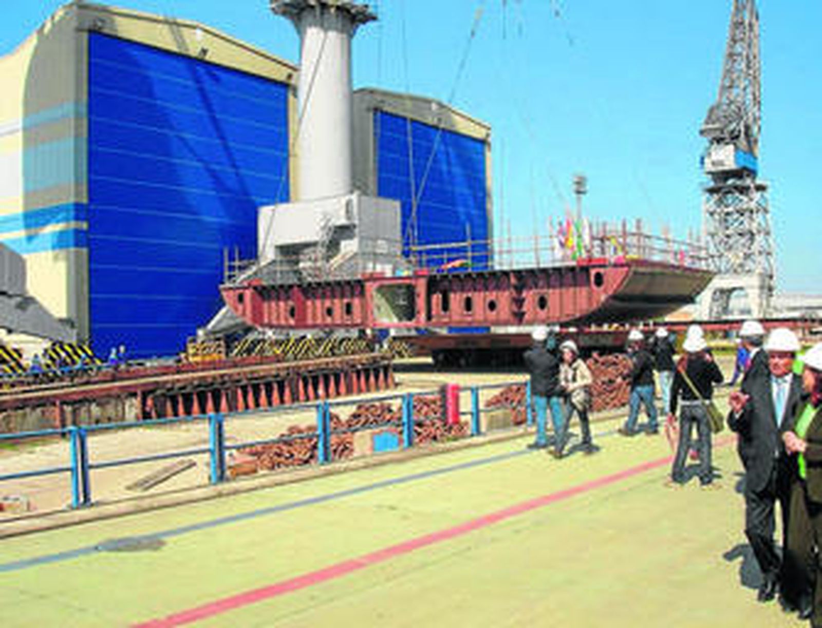 Foto de archivo de la puesta de quilla de un barco en los Astilleros de Sevilla.