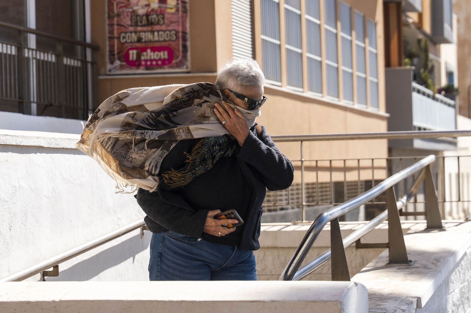 Las imágenes del viento que sacude Almería con rachas de hasta 93 km/h