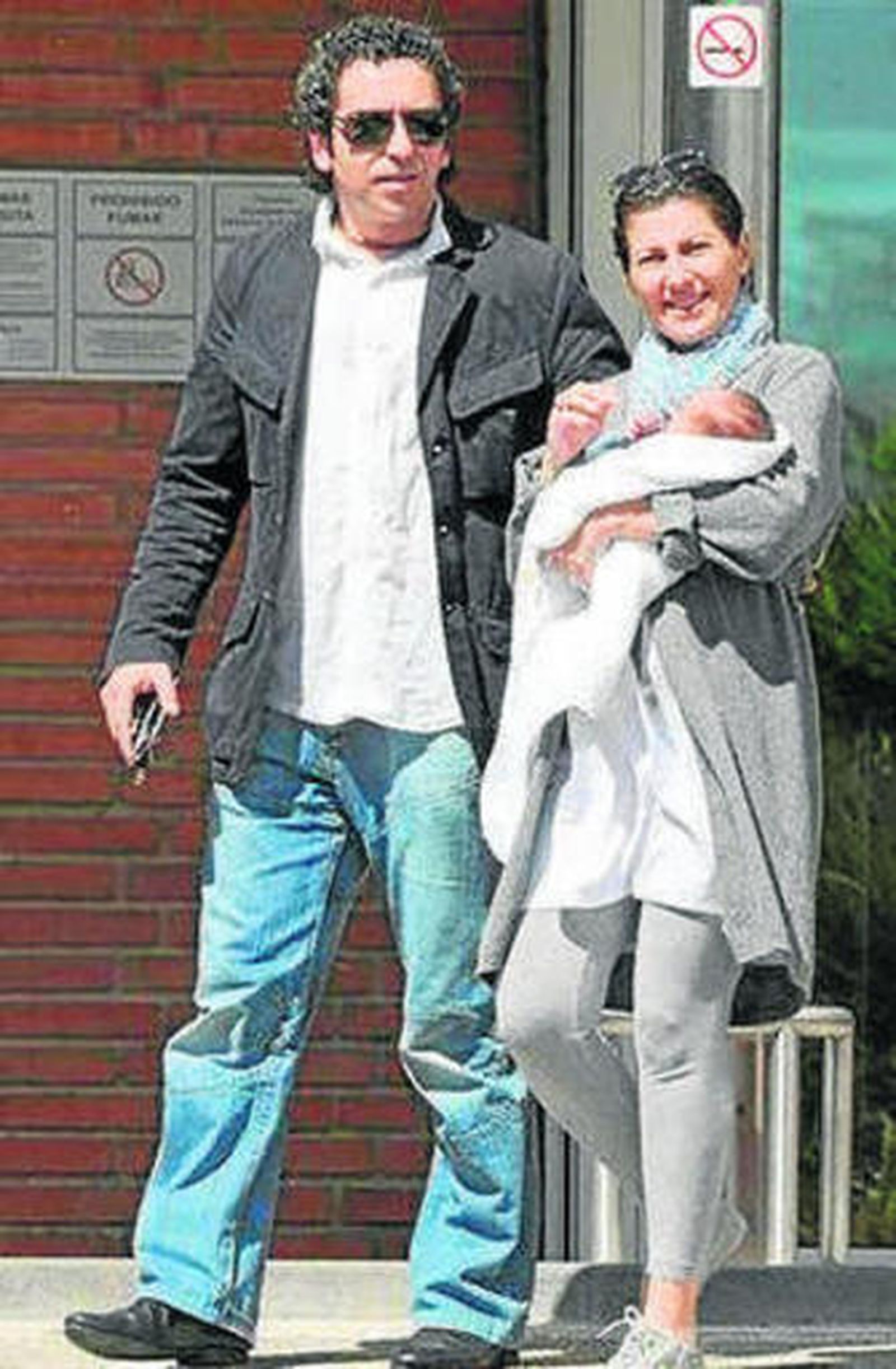 Sara Baras sale del hospital con su hijo recién nacido