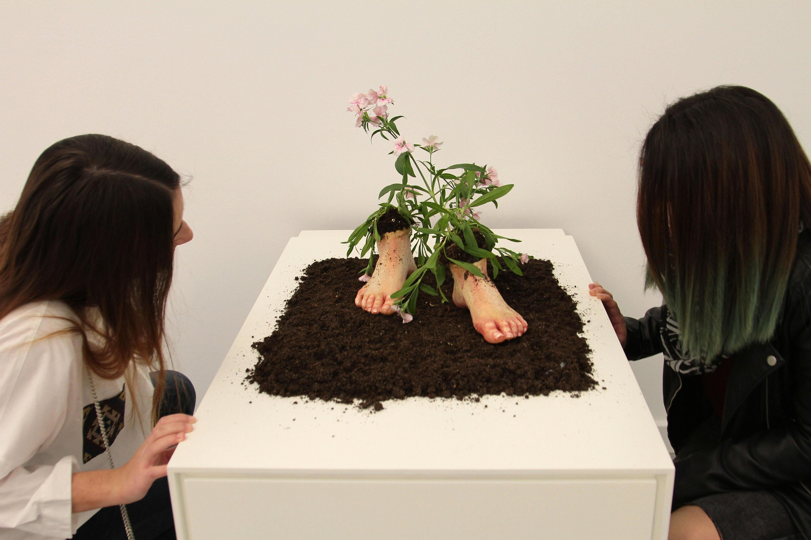 1 y 3. Los alumnos han utilizado diferentes materiales para sus ideas. 2. Los alumnos en el Cuarto Real 4. Podemos encontrar trabajos de escultura junto a otros de estilos distintos 5. Otra de las obras a base de textiles. 6. Instalación de la fotógrafa Patri Díez hecha con luz del faro de Trafalgar.