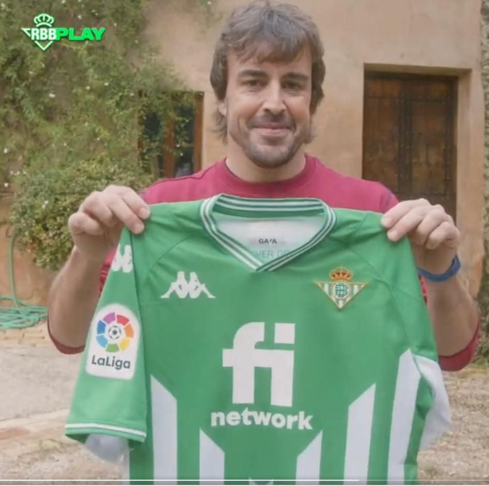 Fernando Alonso posa con la camiseta del Betis.