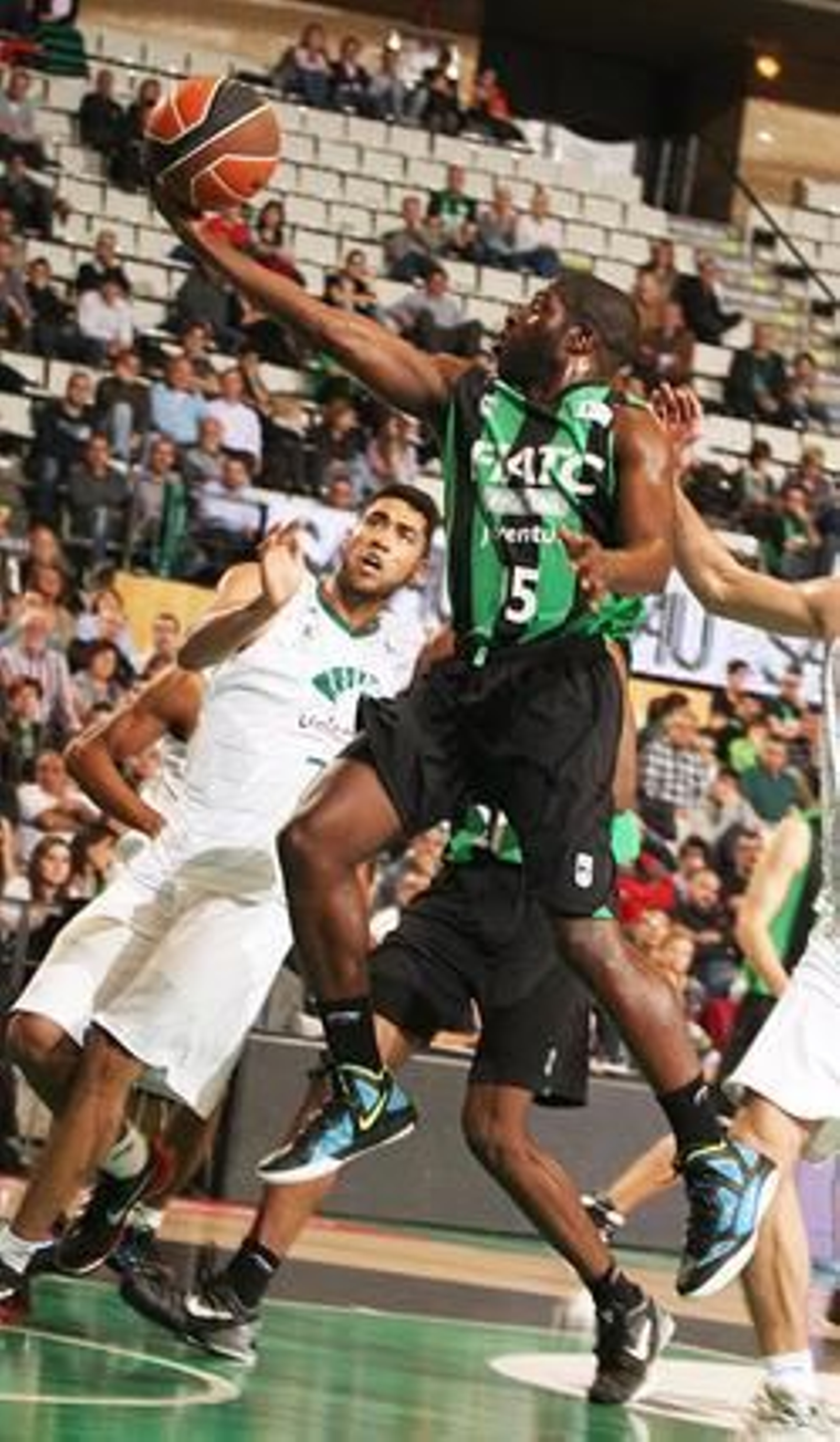 Encuentro entre el Joventut-Unicaja 

Foto: EFE / ACB