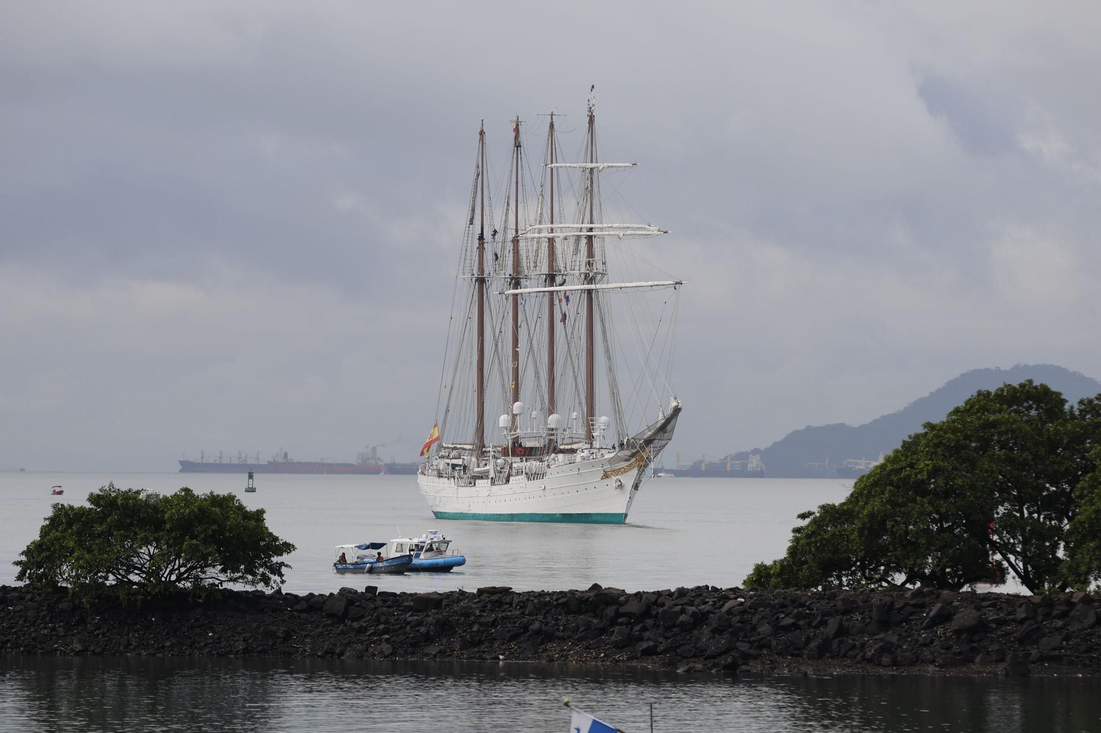 Así ha cruzado el 'Juan Sebastián de Elcano' el Canal de Panamá