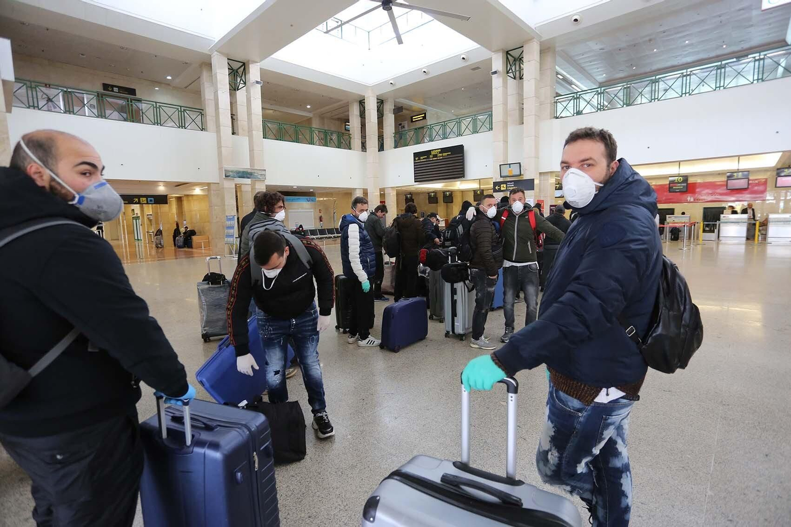 Turistas en el aeropuerto de Jerez.