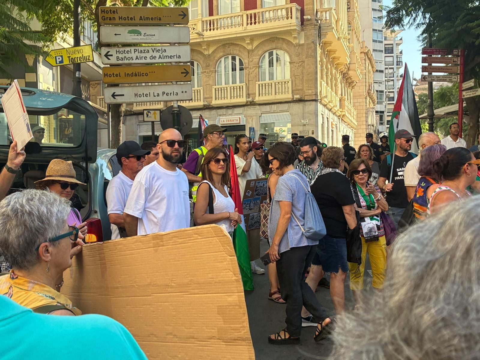La manifestación de Almería y sus barrios contra el genocidio en Palestina, en imágenes