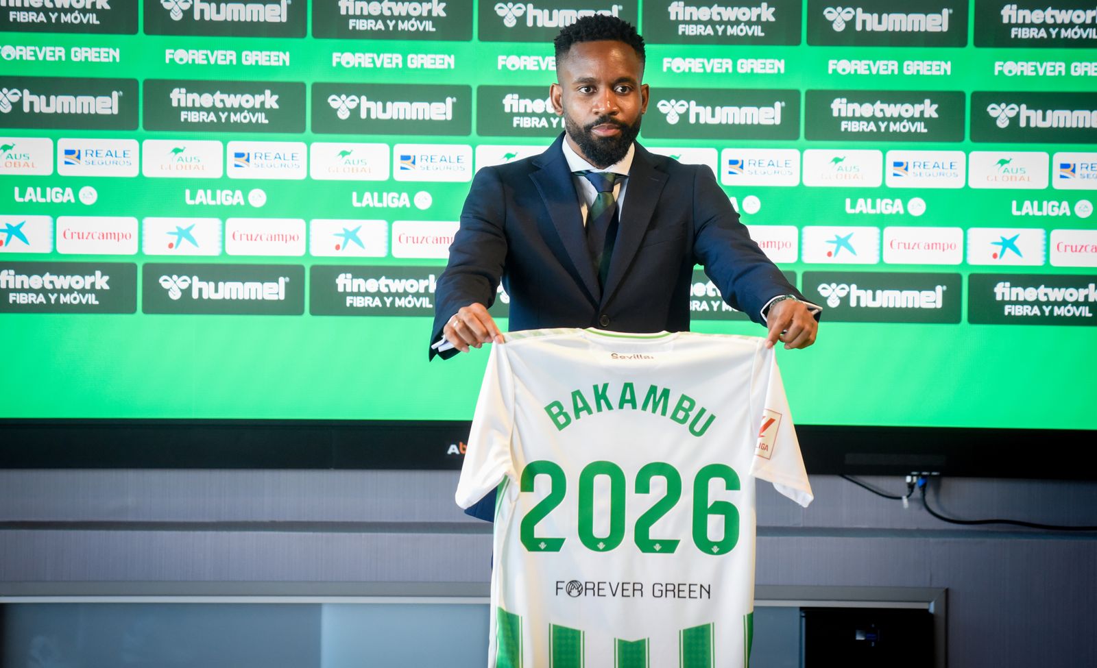 La presentación de Cédric Bakambu, en imágenes