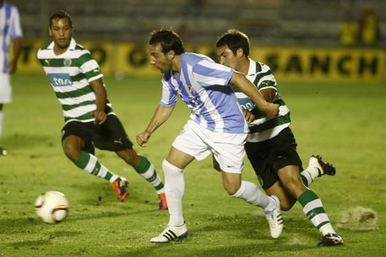 Cazorla se ofreció partiendo desde la izquierda y fue uno de los mejores de su equipo hasta que fue sustituido por Buonanotte.

Foto: Jesus Marin