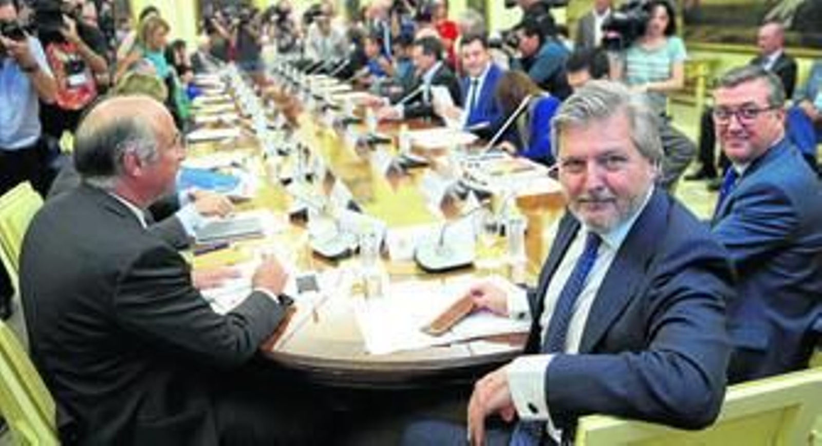 El nuevo ministro de Educación, Íñigo Méndez de Vigo, preside la mesa sectorial de Educación en la que se abordó la aplicación de la Lomce.