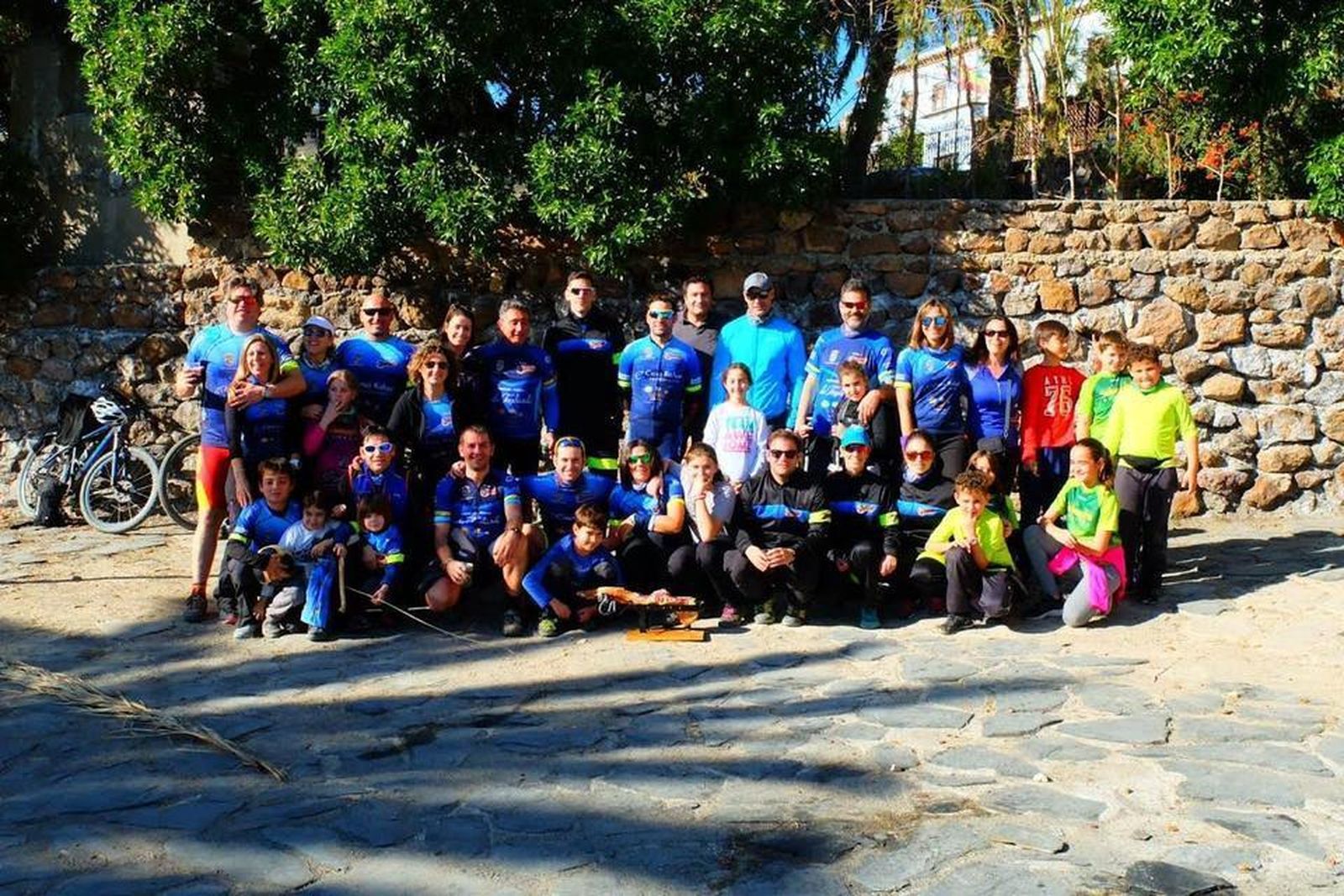 Foto de familia de los participantes.