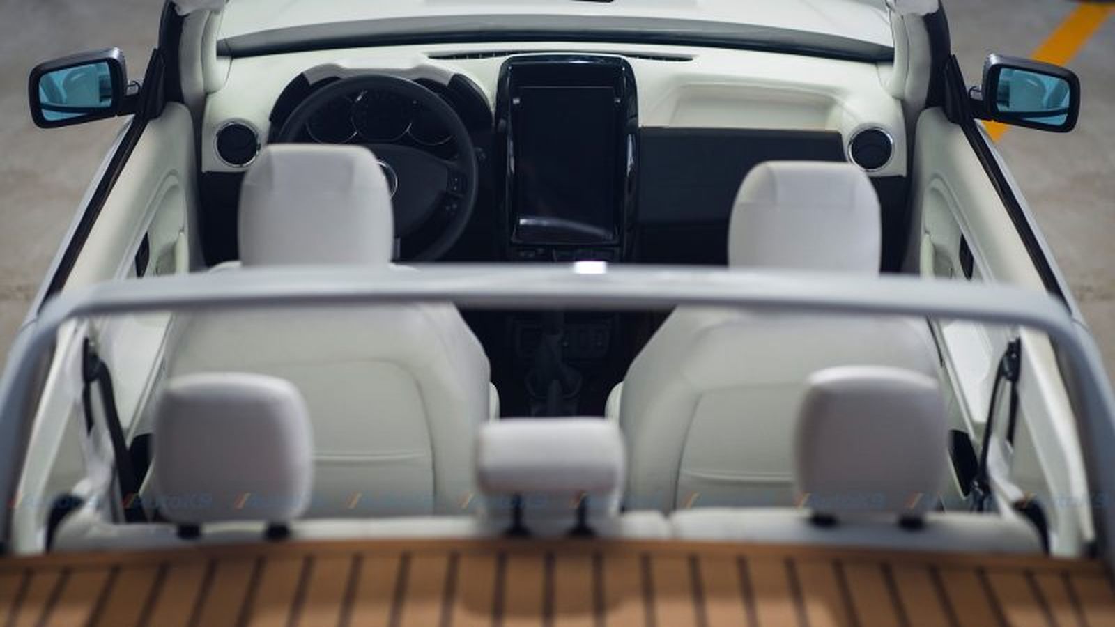 La definición del Duster Summer en el interior se aleja un poco de los estándares de Dacia, con el cuero blanco y la madera de estilo barco.