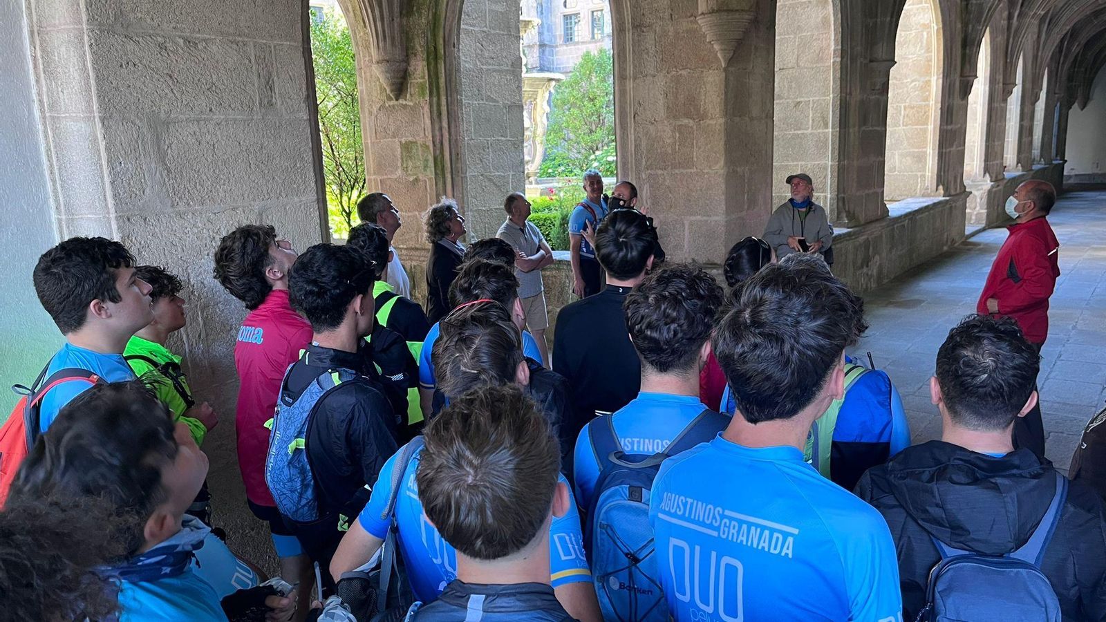 Los alumnos durante la visita al Monasterio de Samos. Los alumnos durante la visita al Monasterio de Samos.