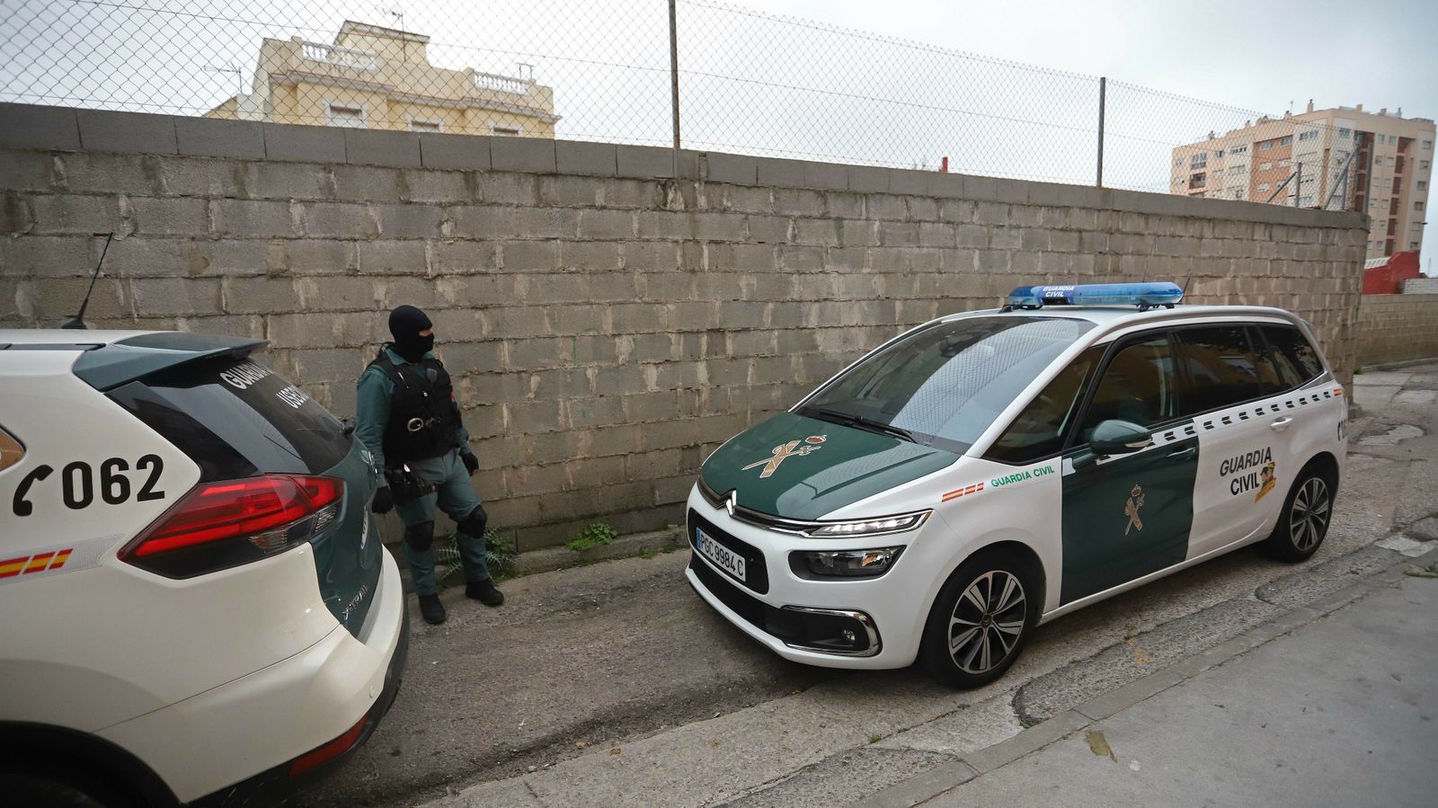 Fotos del registro de la Guardia Civil en la calle Guadalupe de La Línea