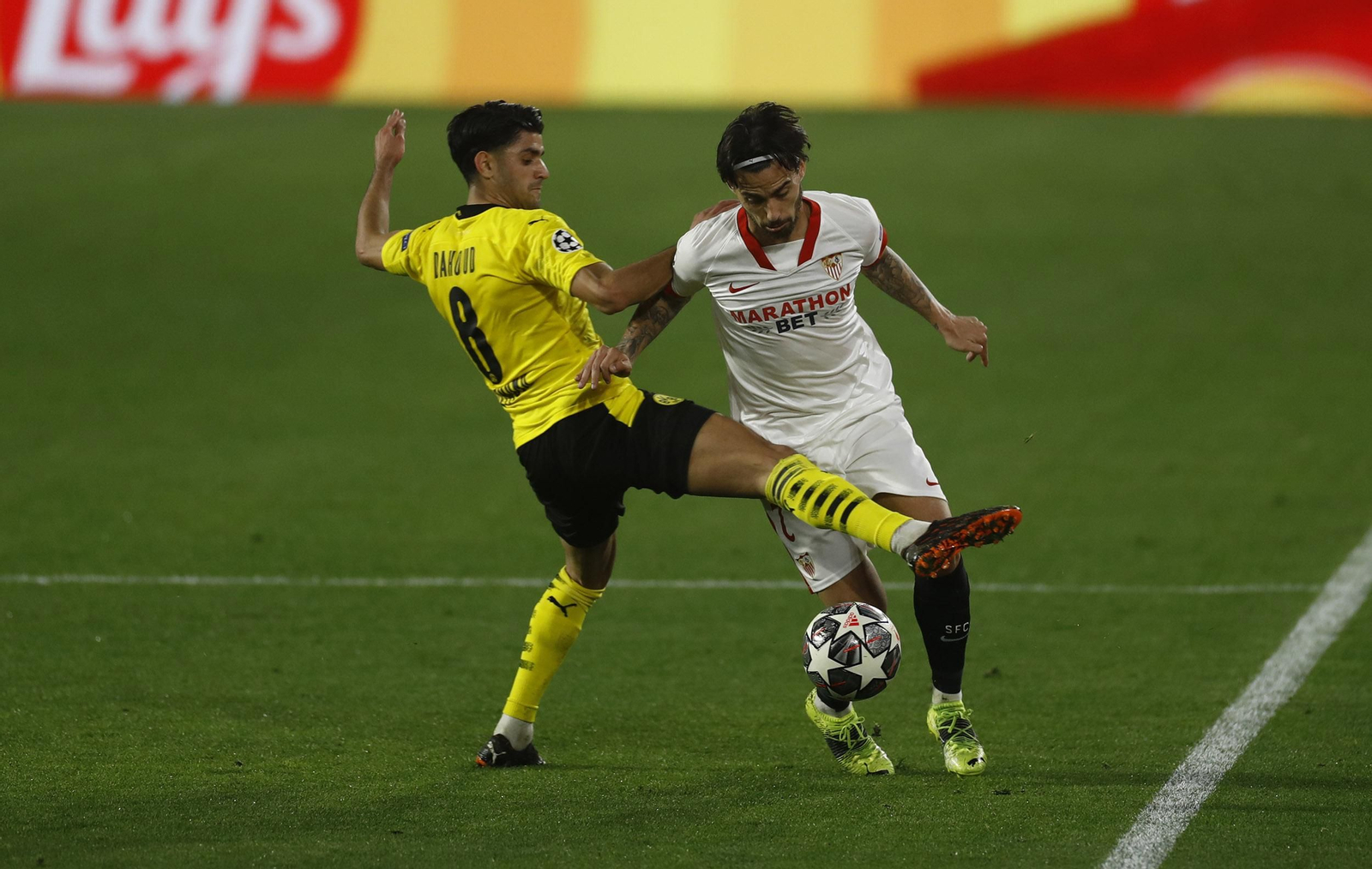 Suso conduce ante Dahoud.