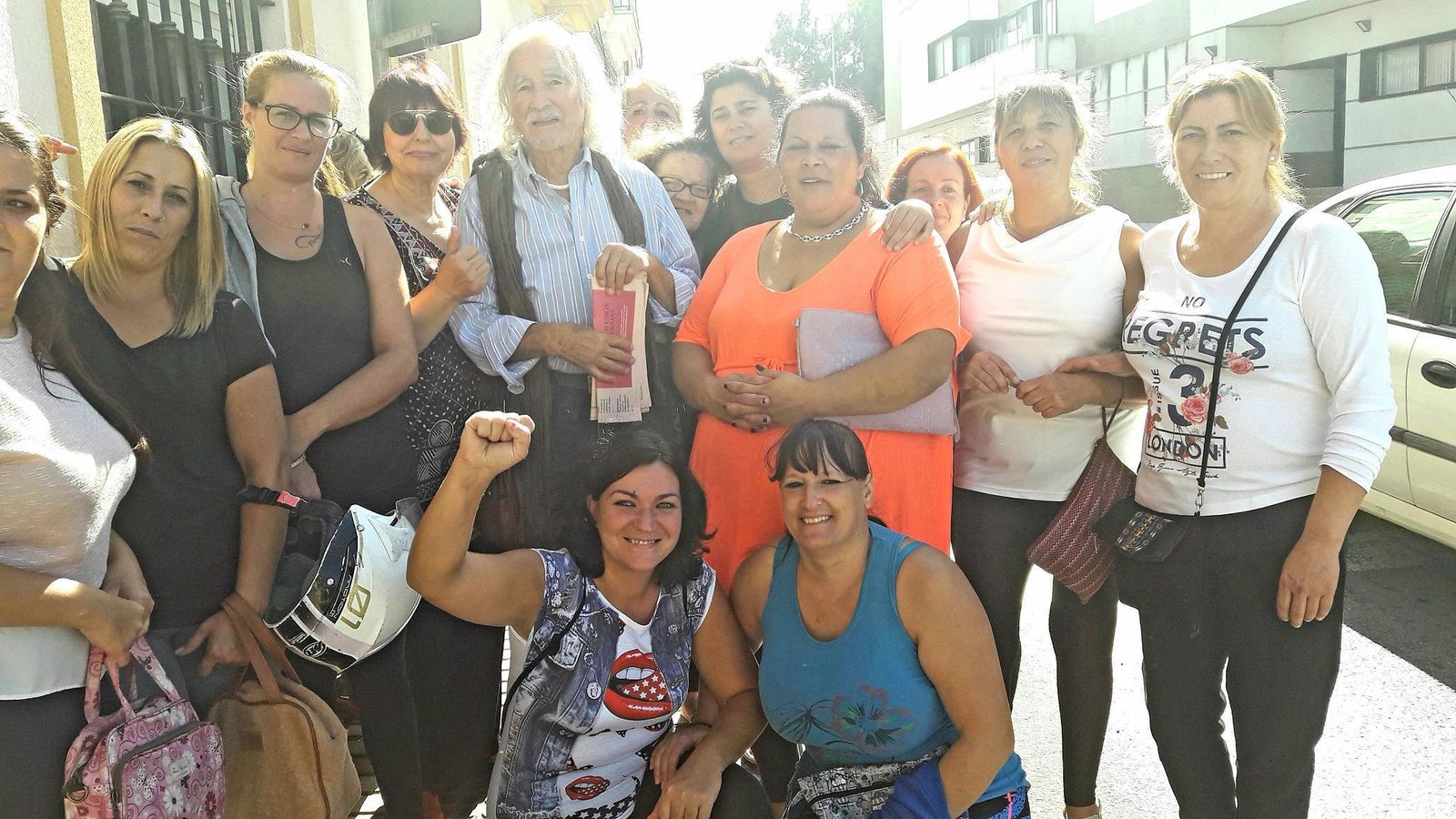 Okupas de las corralas, ayer con las concejalas de IU Carmen Álvarez e Ifigenia Bueno y el abogado Hugo Gómez.