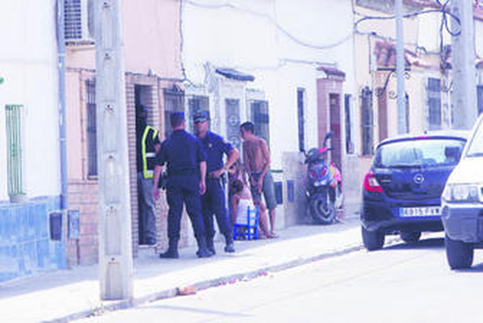 La Policía, durante uno de los registros practicados en la zona sur de Jerez.
