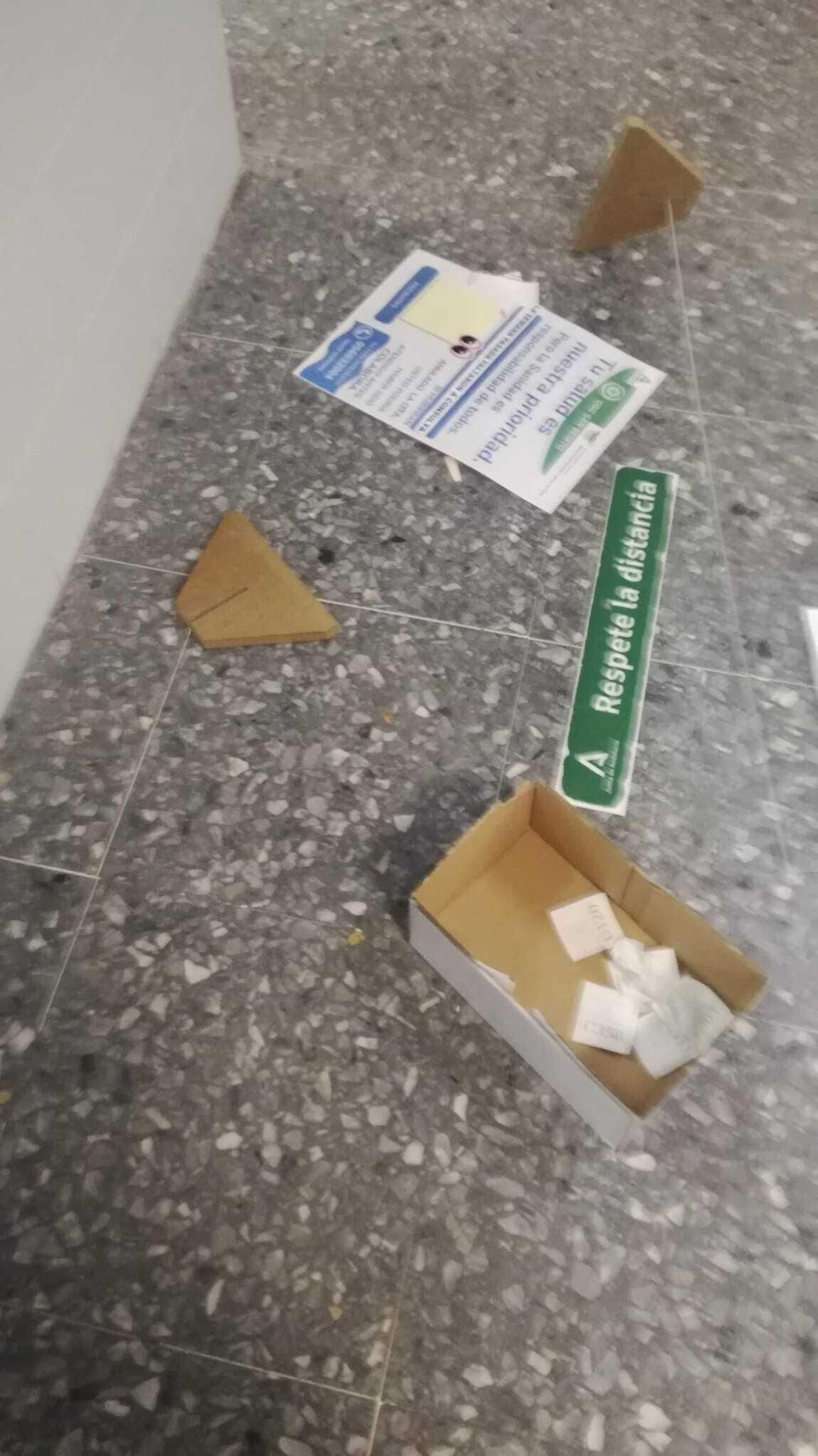 Papeles tirados ante el mostrador de atención del Centro de Salud de San Benito Papeles tirados ante el mostrador de atención del Centro de Salud de San Benito