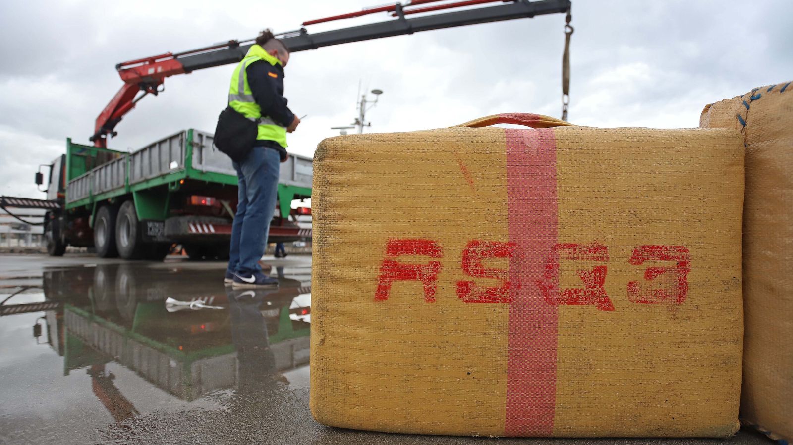 Fotos de la intervención de hachís en el remolcador 'Felsted' en el puerto de Algeciras