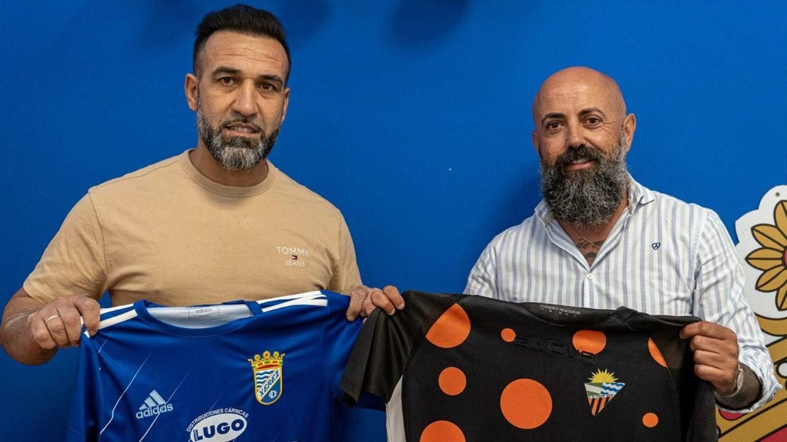 Dani Carrasco y Juan Luis Gil posan con las camisetas de Xerez CD y Zona Sur. Dani Carrasco y Juan Luis Gil posan con las camisetas de Xerez CD y Zona Sur.