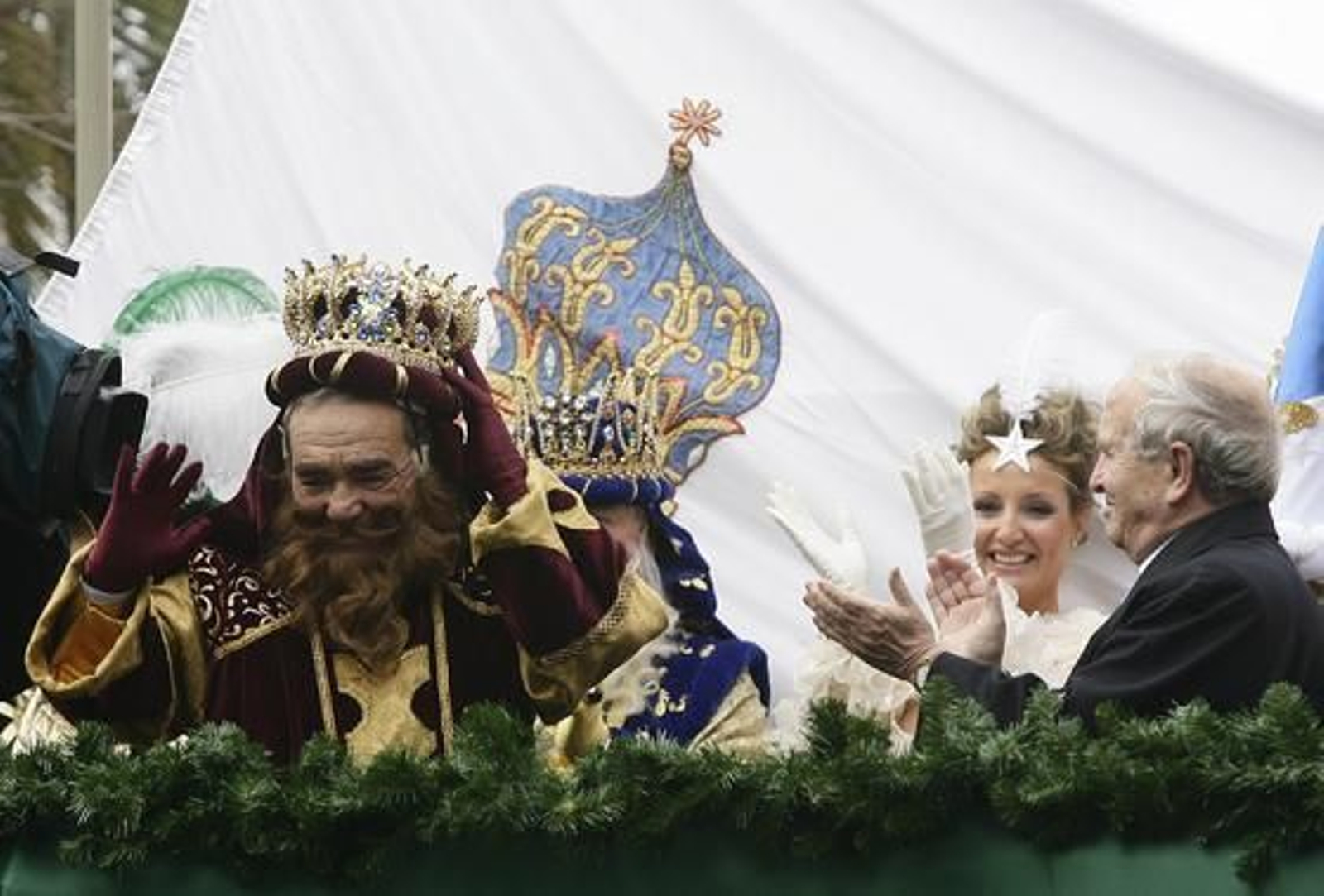 Felipe Cecilia, presidente de Cáritas, encarnando a Gaspar saluda a los sevillanos momentos previos al comienzo del recorrido.

Foto: Antonio Pizarro