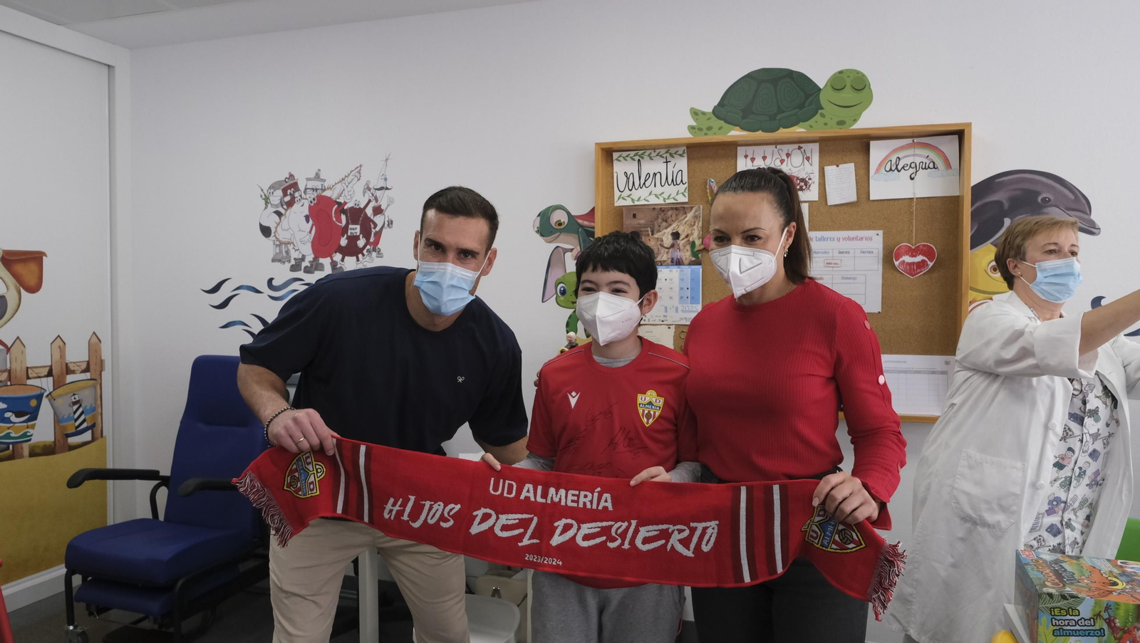 Las imágenes de la visita de los jugadores del Almería a los niños de Torrecárdenas