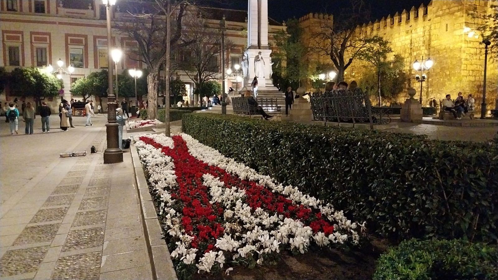La Cruz de San Andrés en la Plaza del Triunfo.
