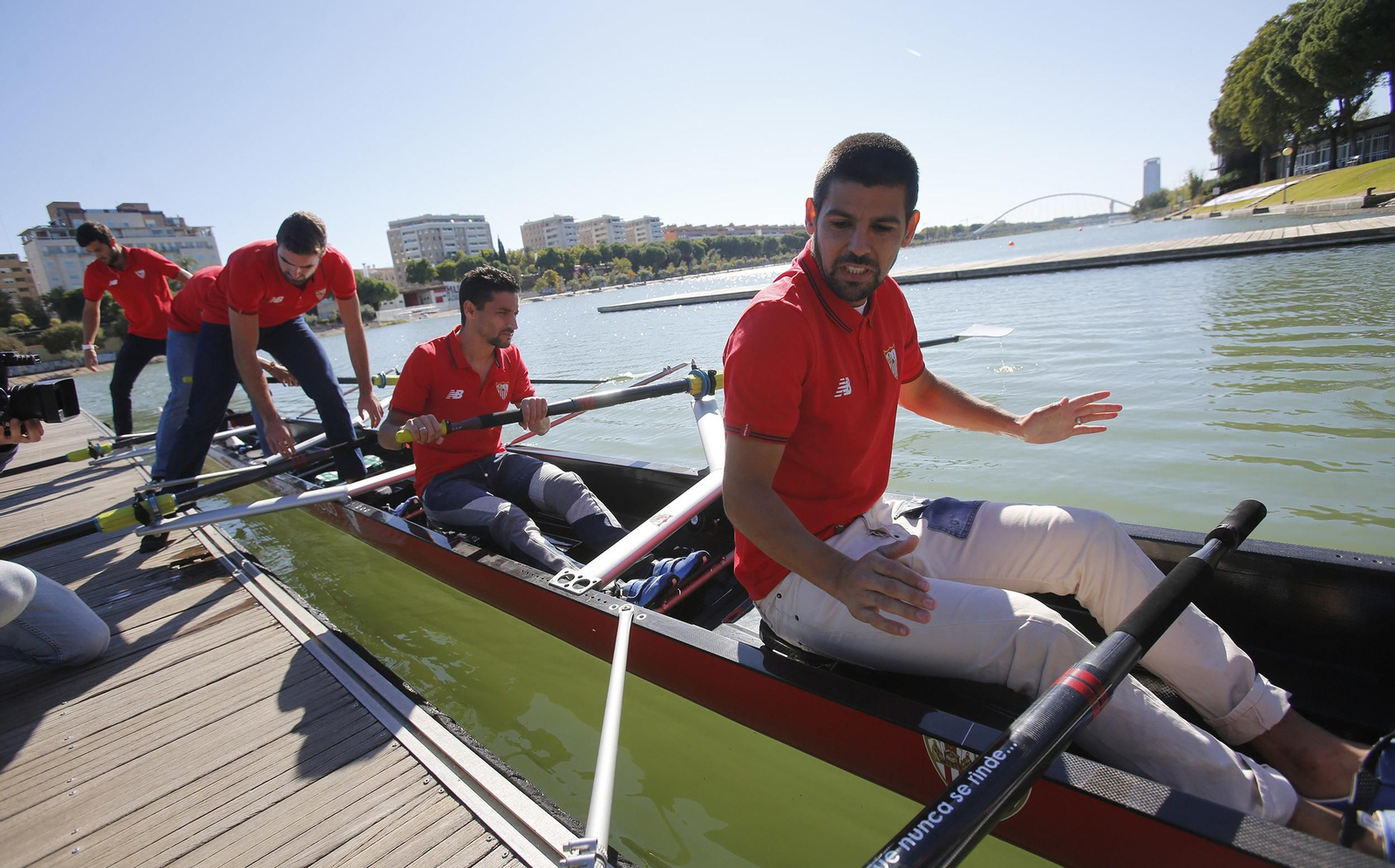 Nolito, delante de Jesús Navas, en el ocho con timonel del Sevilla.