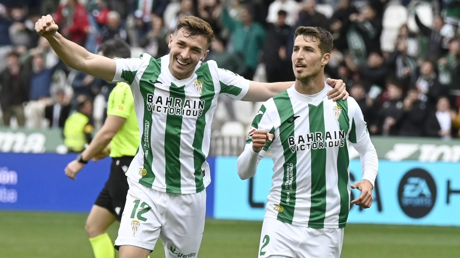 Alberto del Moral celebra un gol del Córdoba CF con Pedro Ortiz.