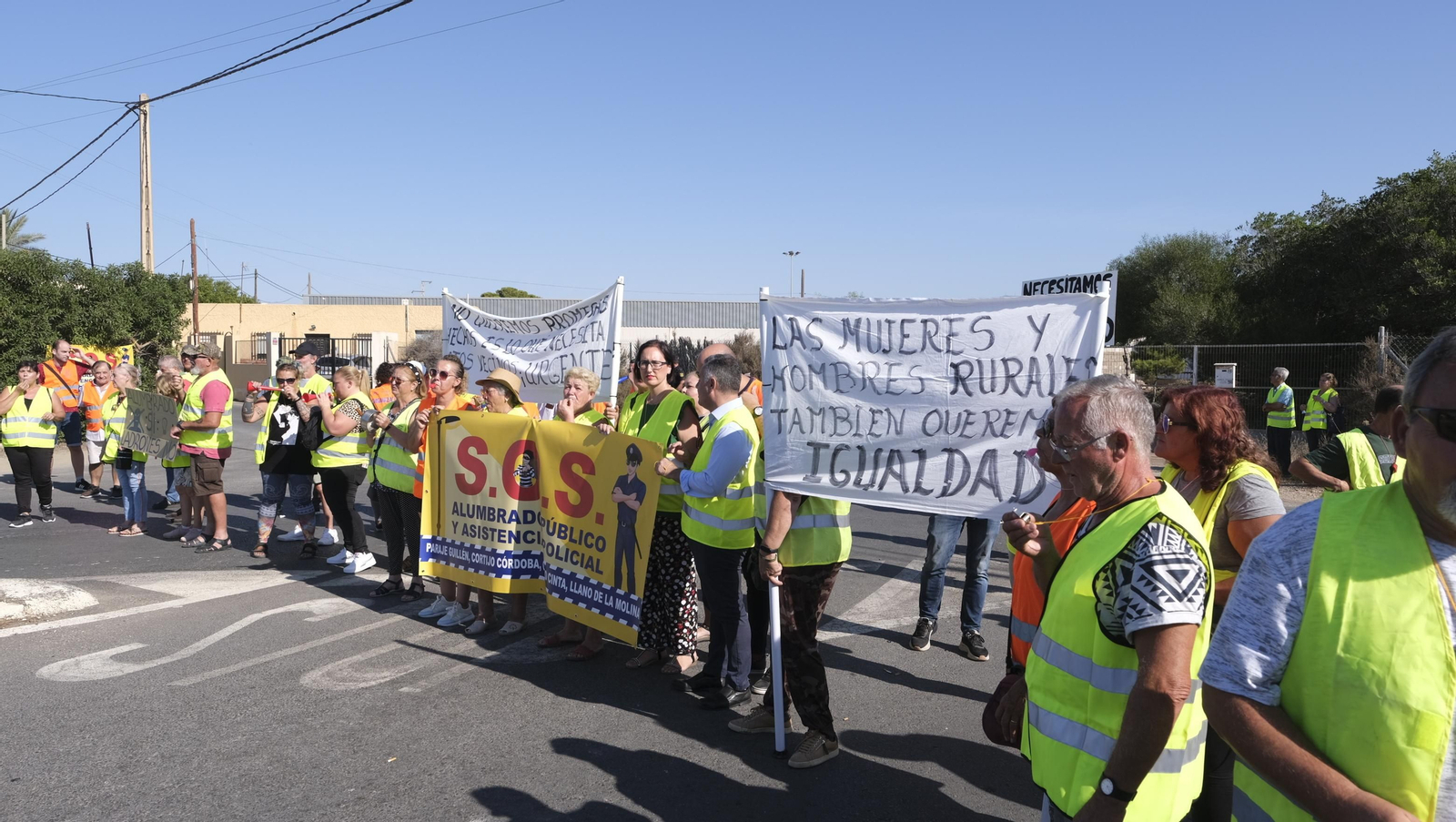 Protestas de los vecinos de los cortijos de La Cañada por la falta de iluminación