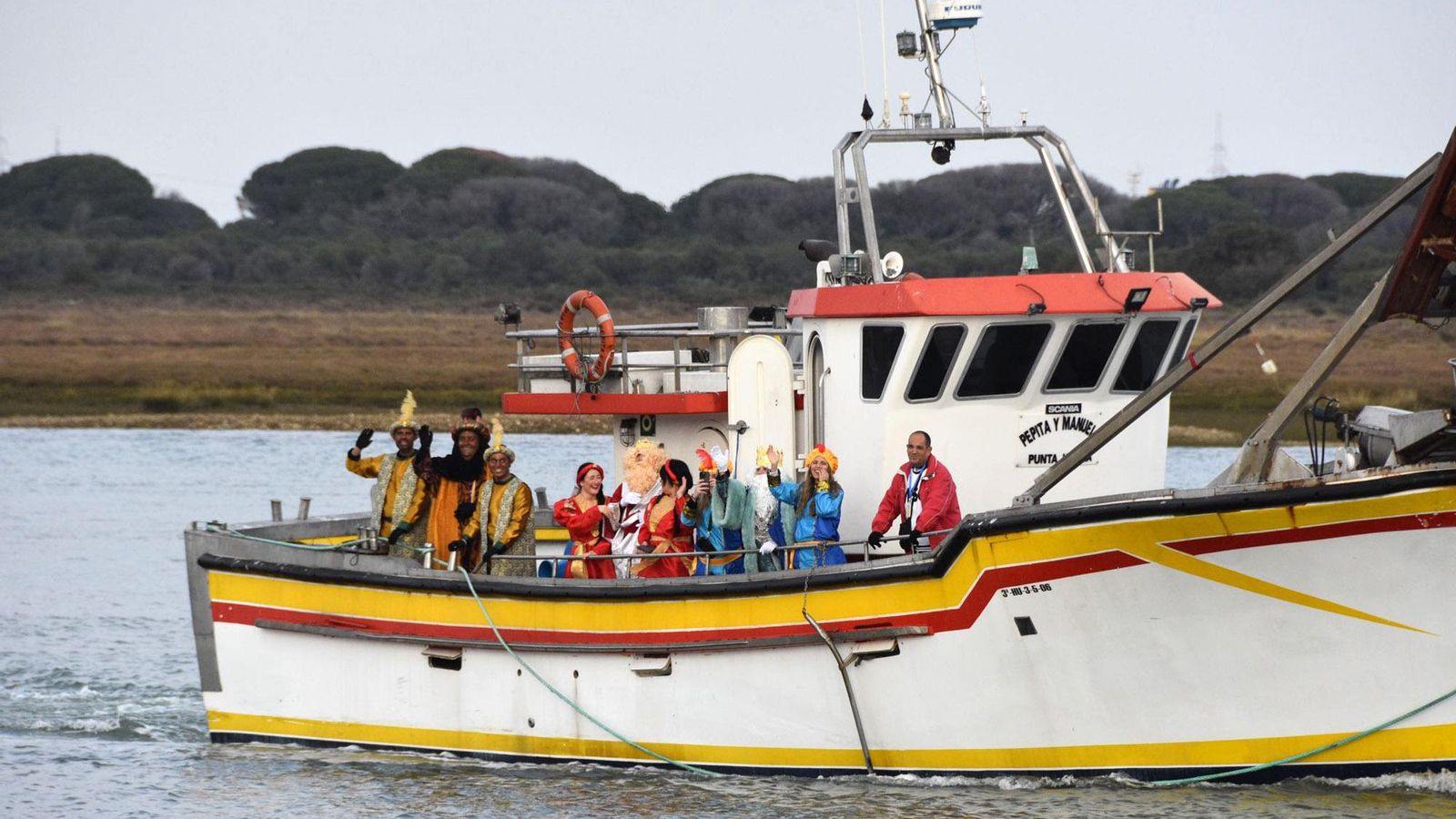 Llegada de los Reyes magos de Punta Umbría al muelle de las Canoas en la tarde de este sábado