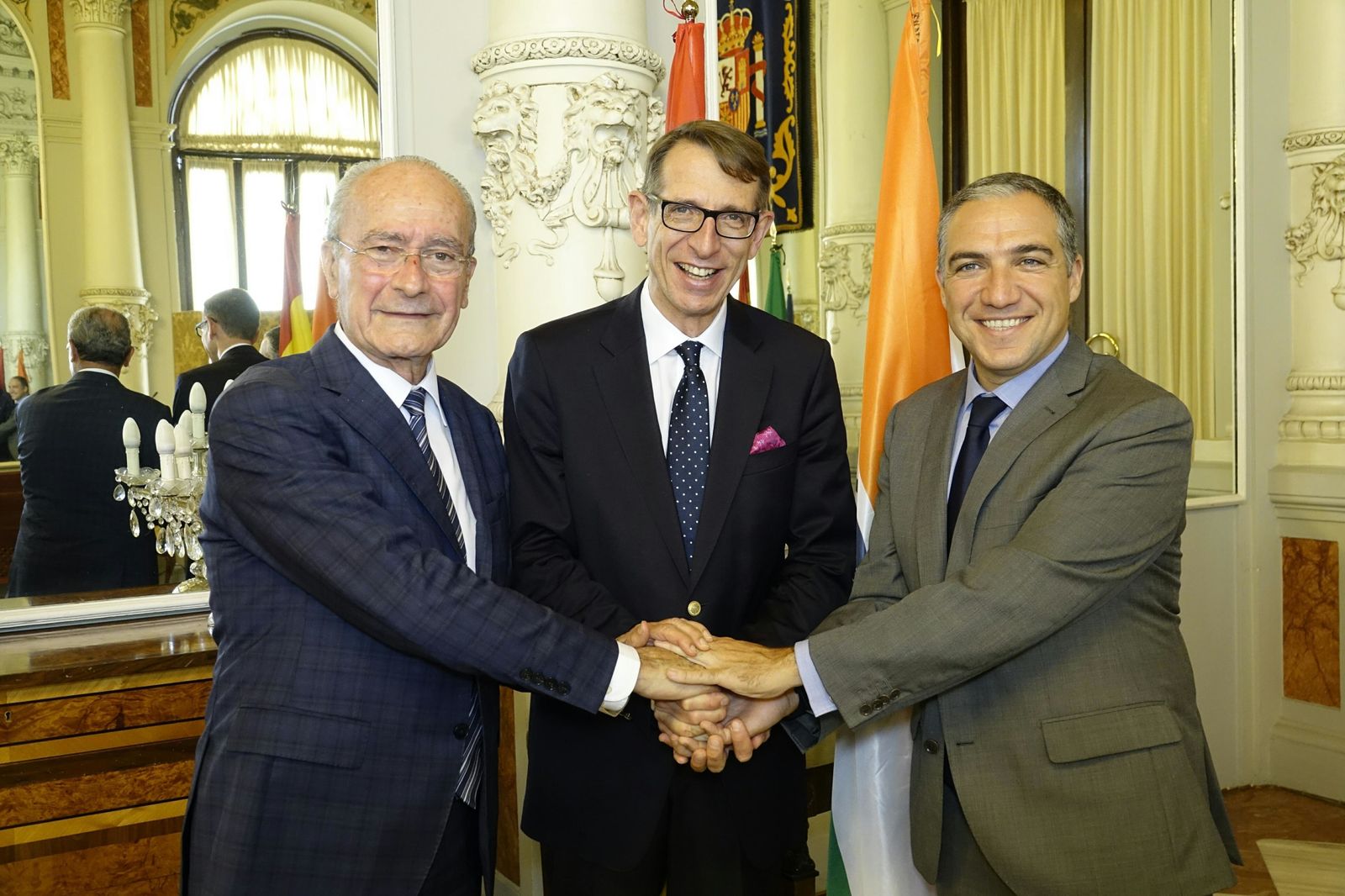 Francisco de la Torre y Elías Bendodo posan con el presidente de Horasis, Frank-Júrgen Richter.