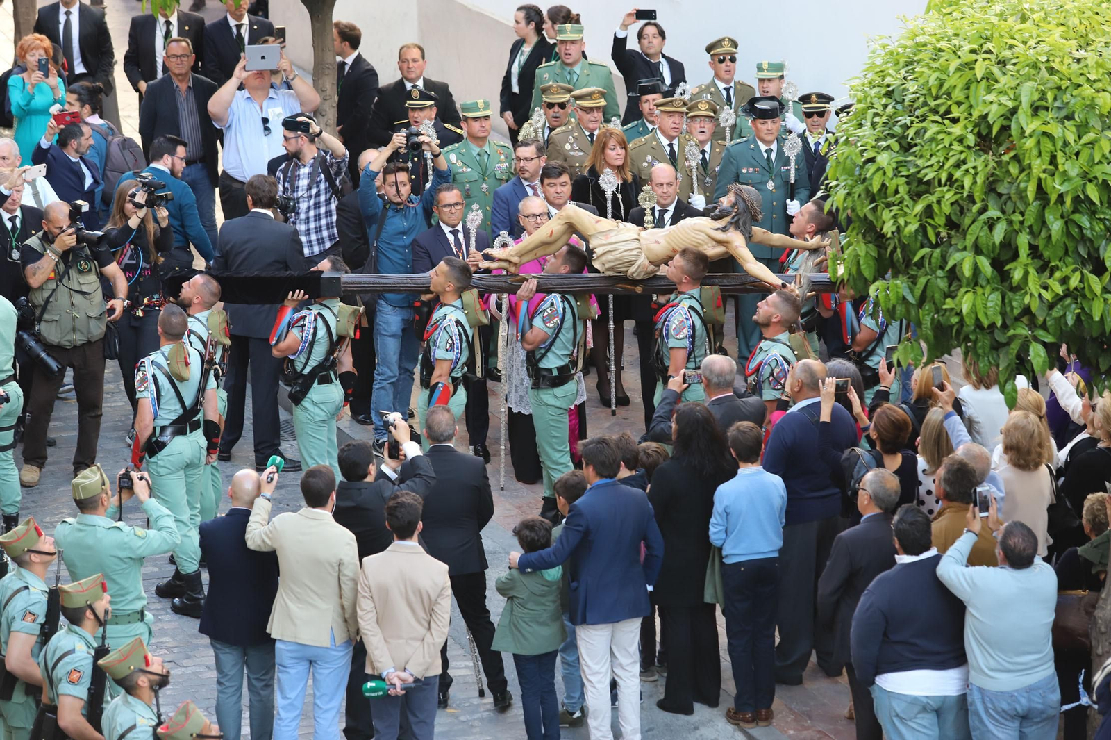 Procesión del Cristo de la Vera Cruz, escoltado por la Legión en las calles de Huelva